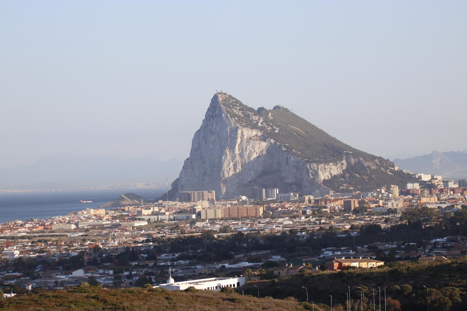 Vista de La Línea, con el peñón de Gibraltar al fondo Vista de La Línea, con el peñón de Gibraltar al fondo