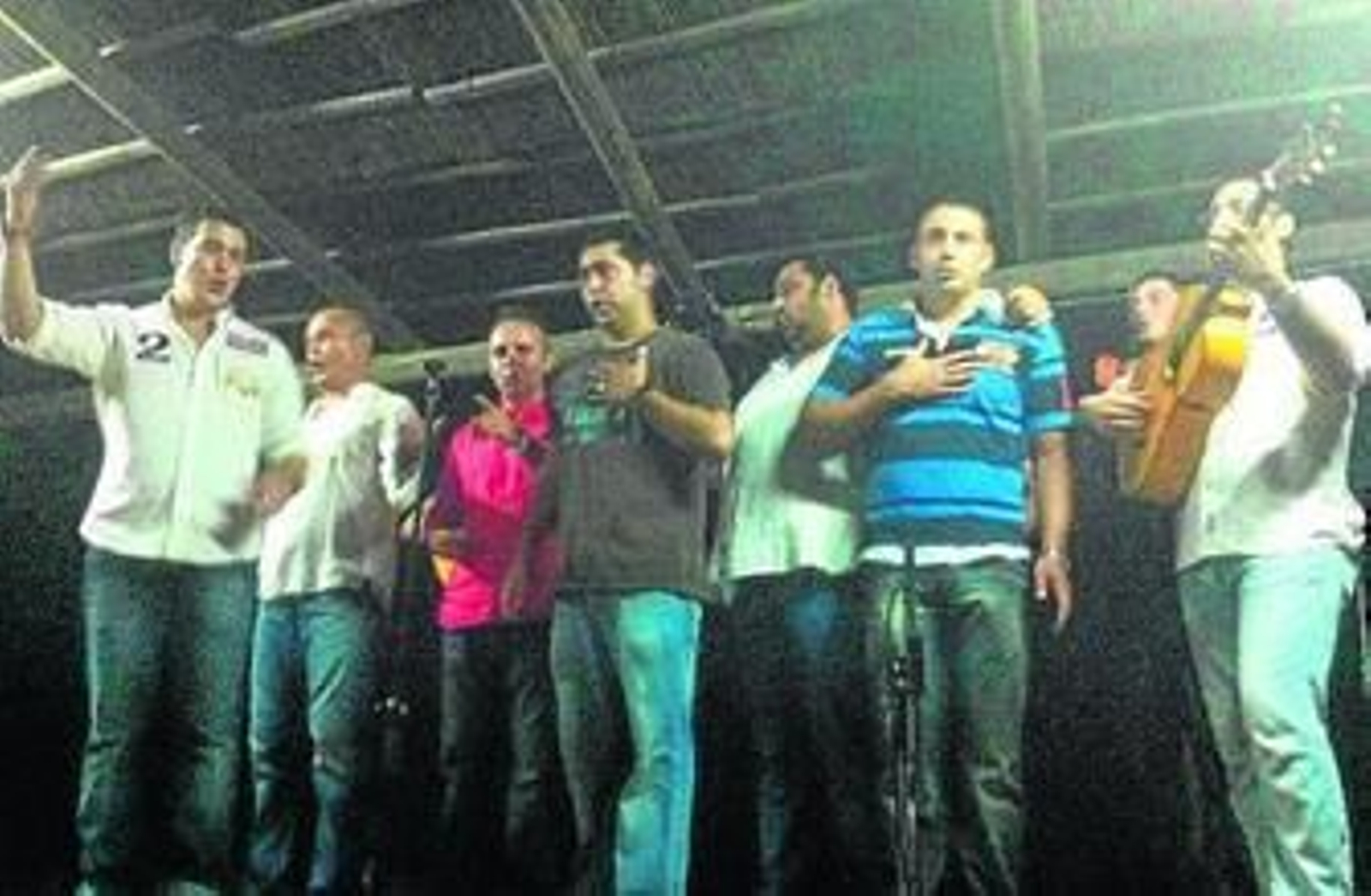 Los carnavaleros isleños, cantando 'La Higuerita marinera'.