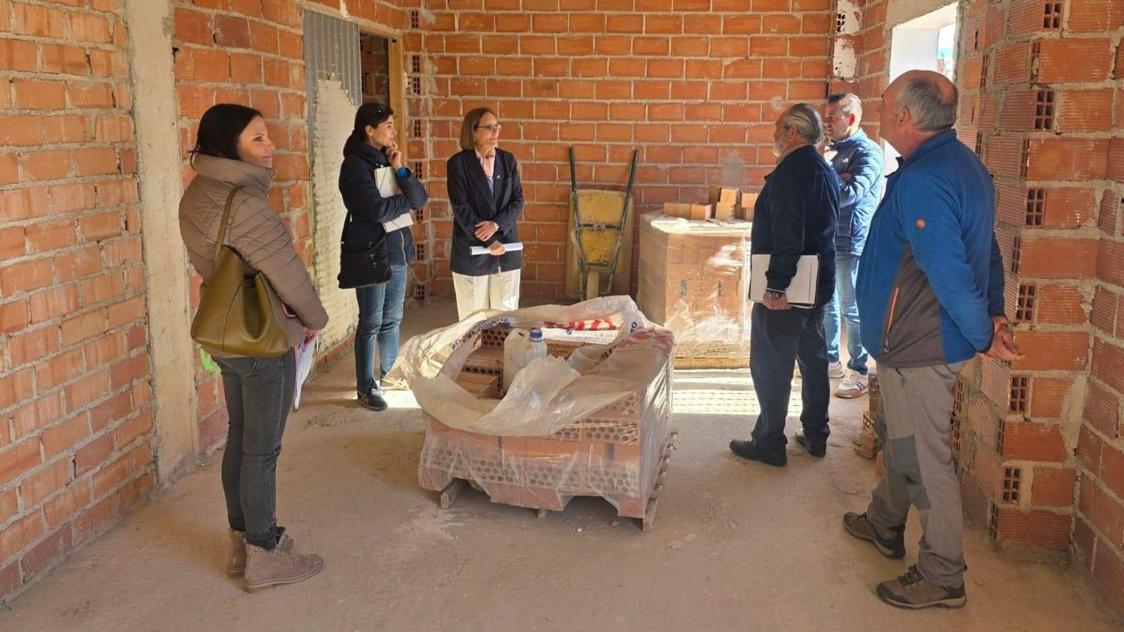 Miembros de la junta juntoal alcalde de Pórtugos, José Javier Vázquez Carrascosa, visitan las obras del Centro de Día