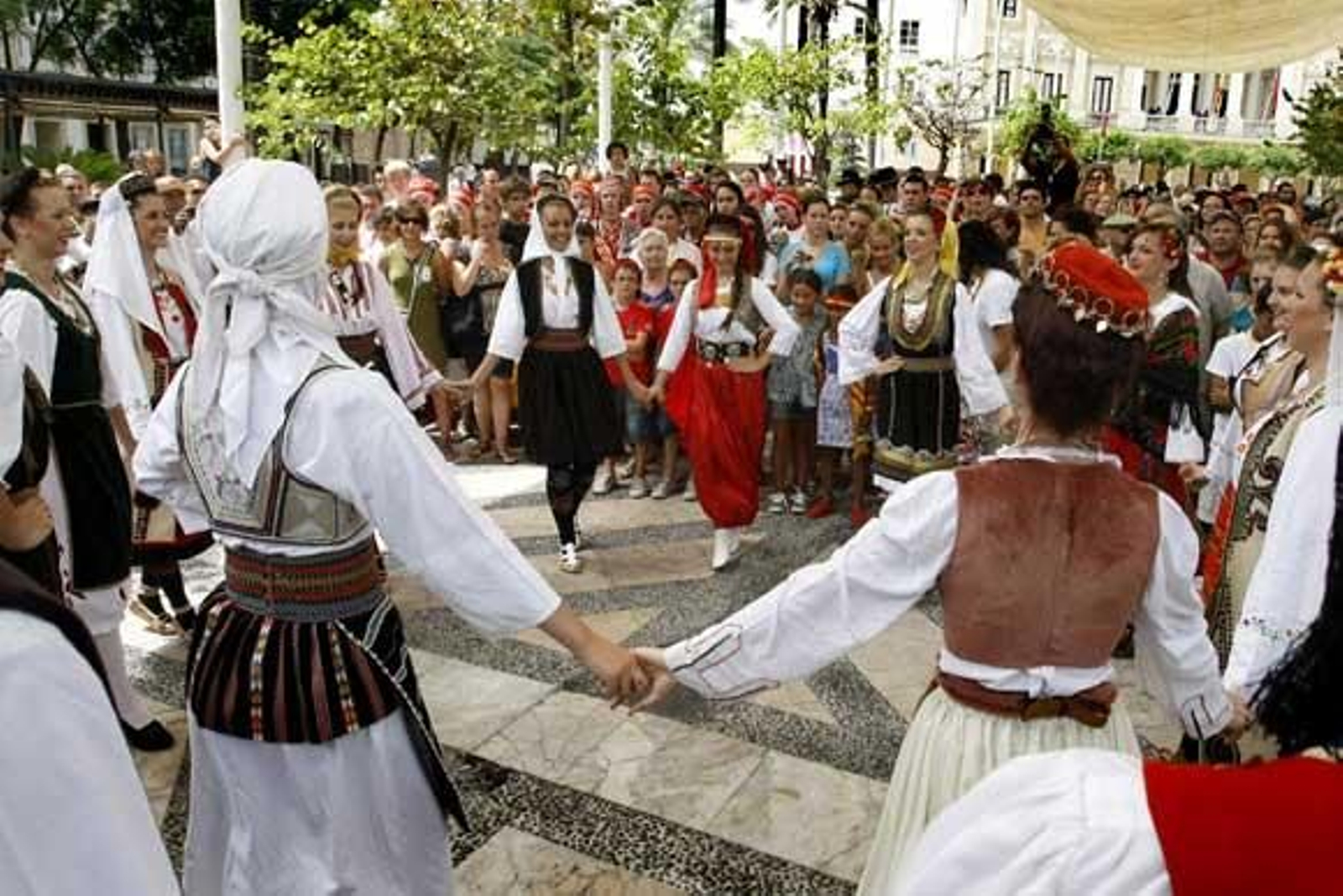 Los grupos participantes en el Festival desfilaron por el casco histórico de la capital para presentar sus bailes

Foto: Jose Braza-Lourdes de Vicente