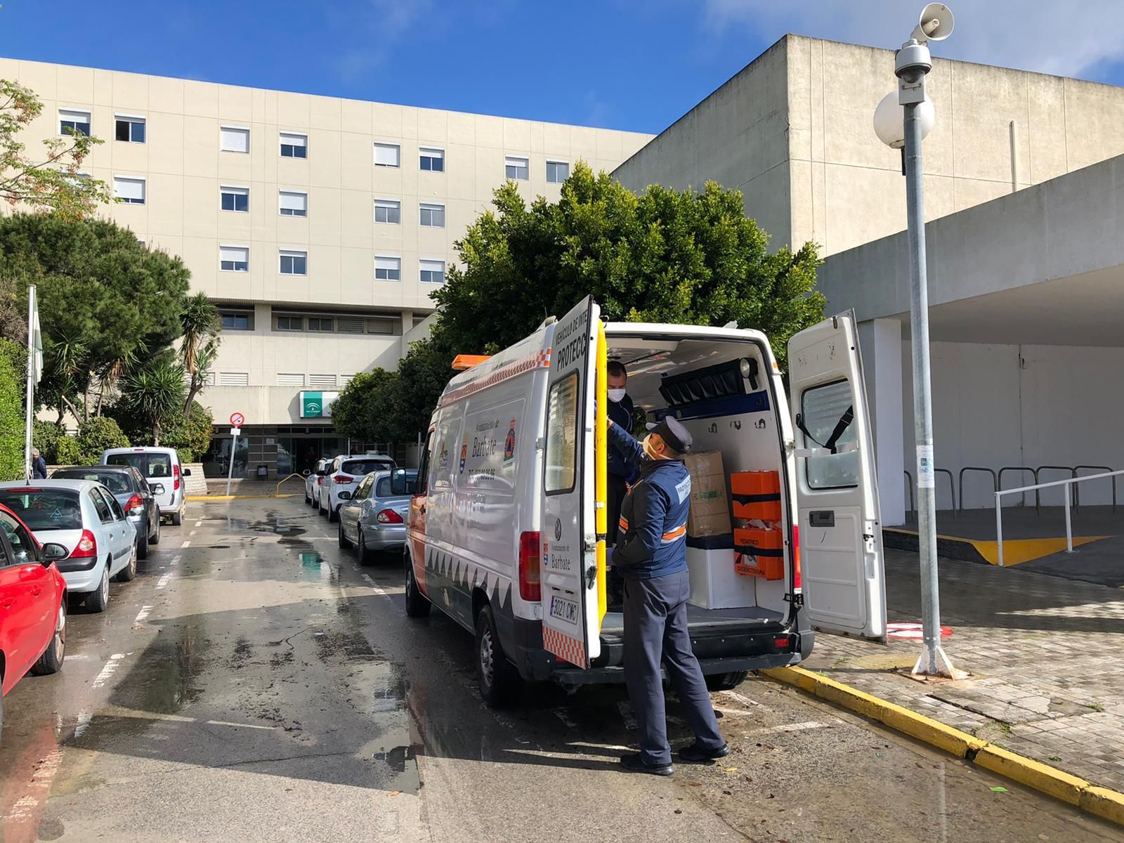 Entrega de las máscaras de buceo al hospital de Puerto Real.