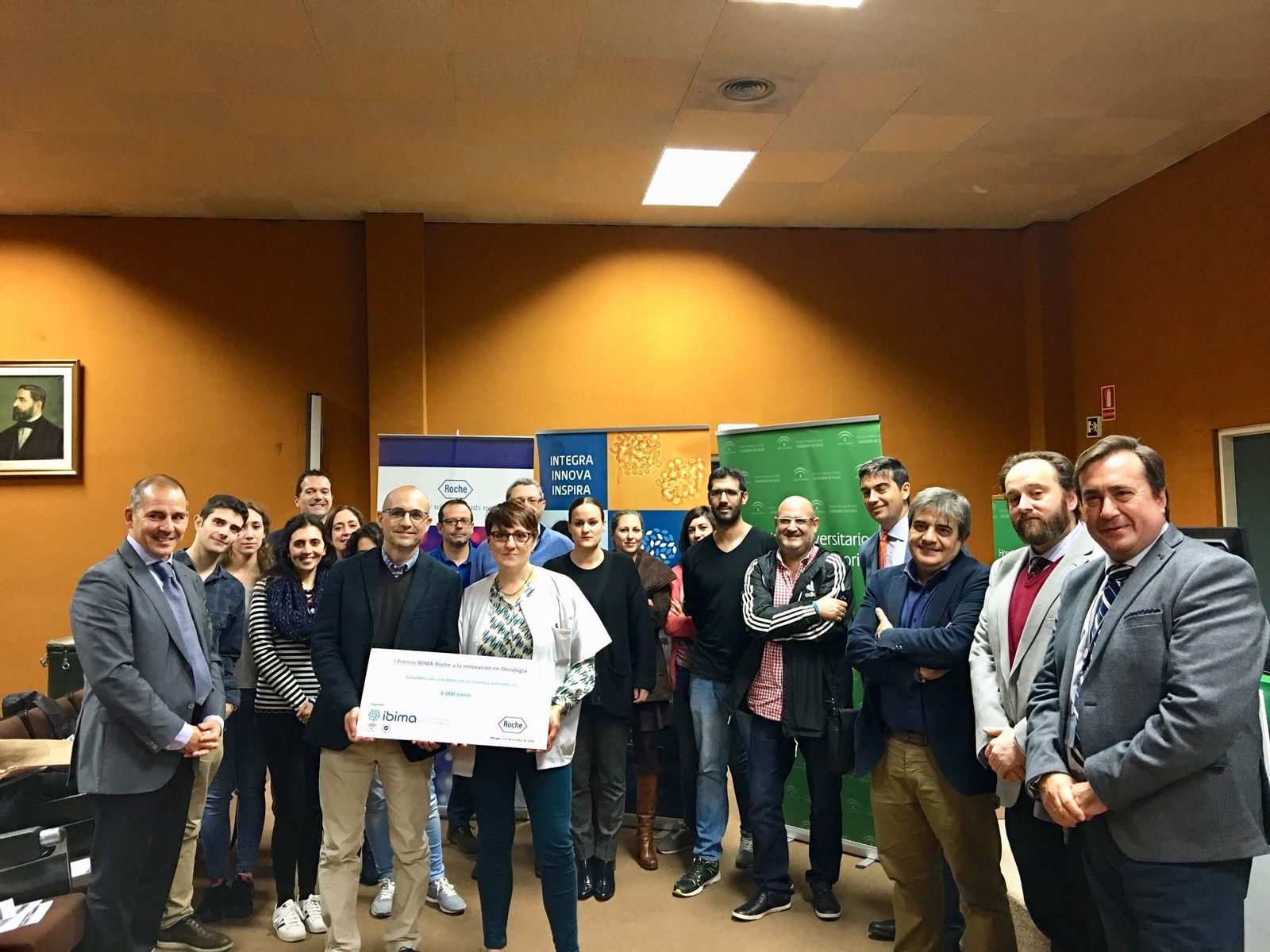 Momento de la entrega del premio, en el Clínico.