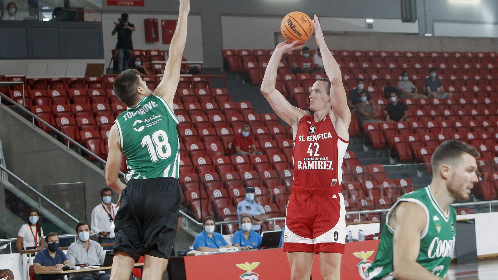 Todorovic trata de taponar a Clifford