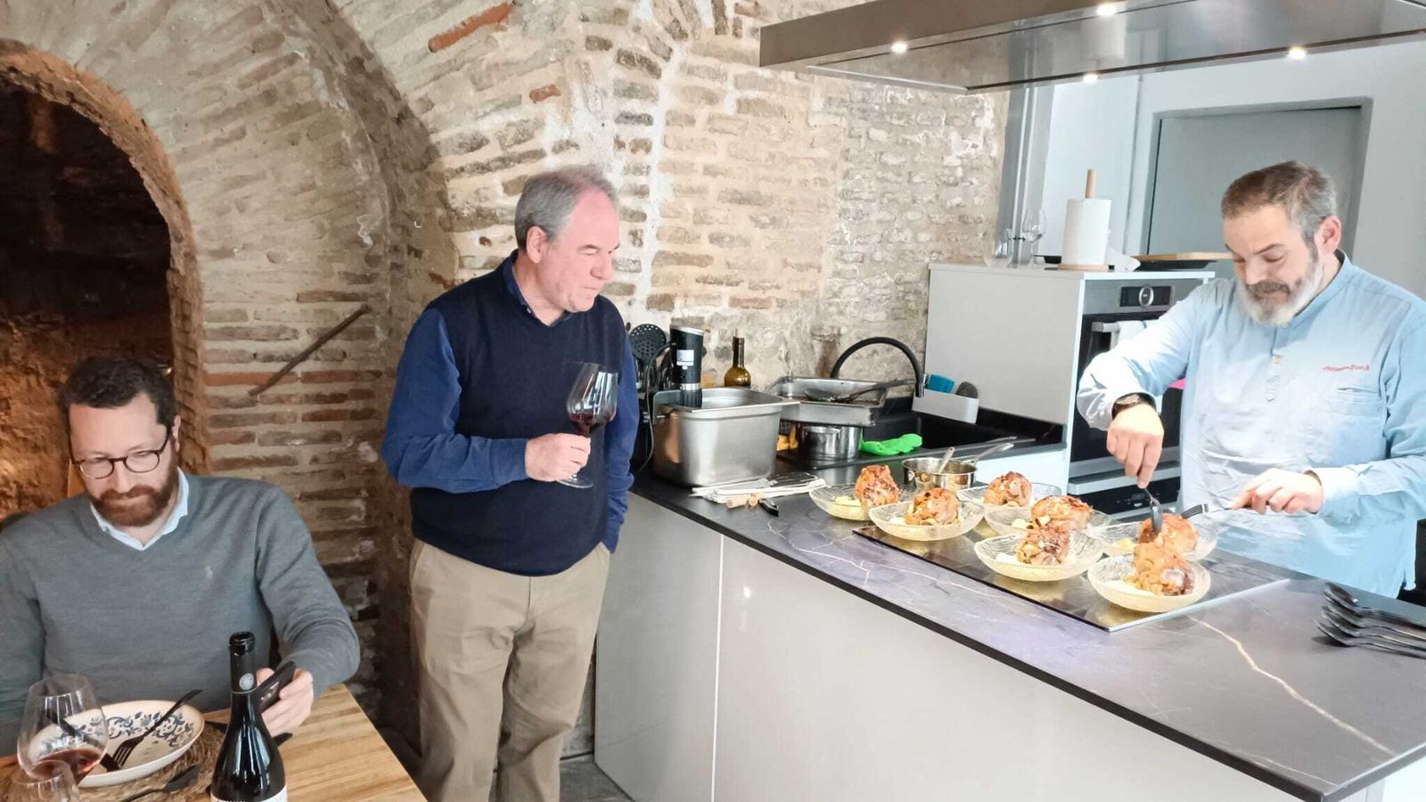 Víctor Gamero trincha unos codillos ante la mirada de Javier Compás en La Tintorería Clandestina..