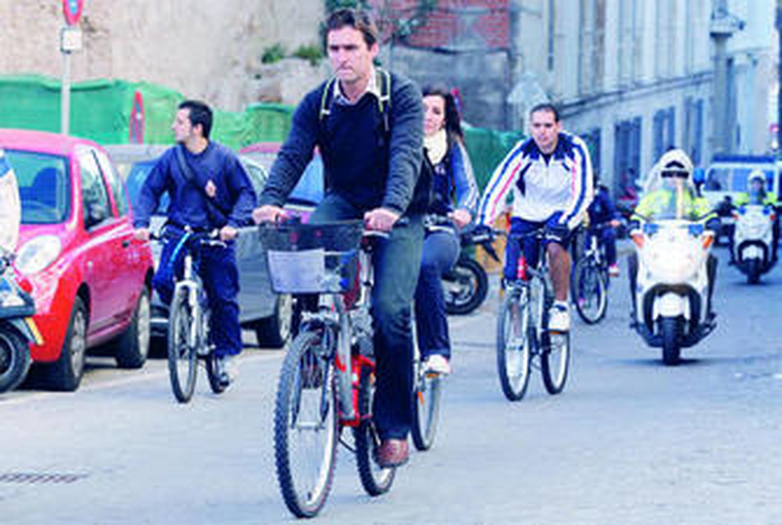 Una de las bicifestaciones recorre una de las avenidas de la ciudad.