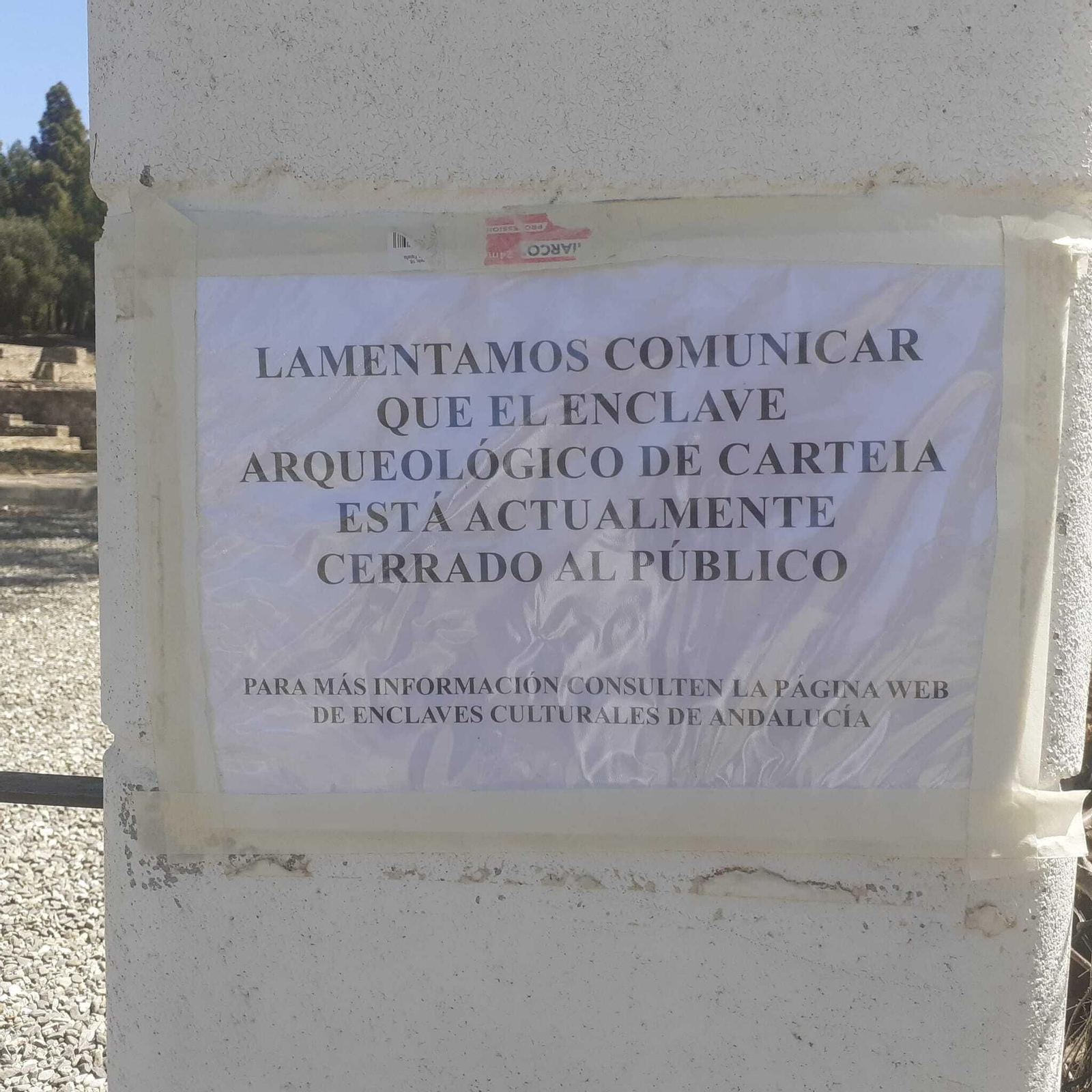 El cartel anunciador del cierre, este jueves.