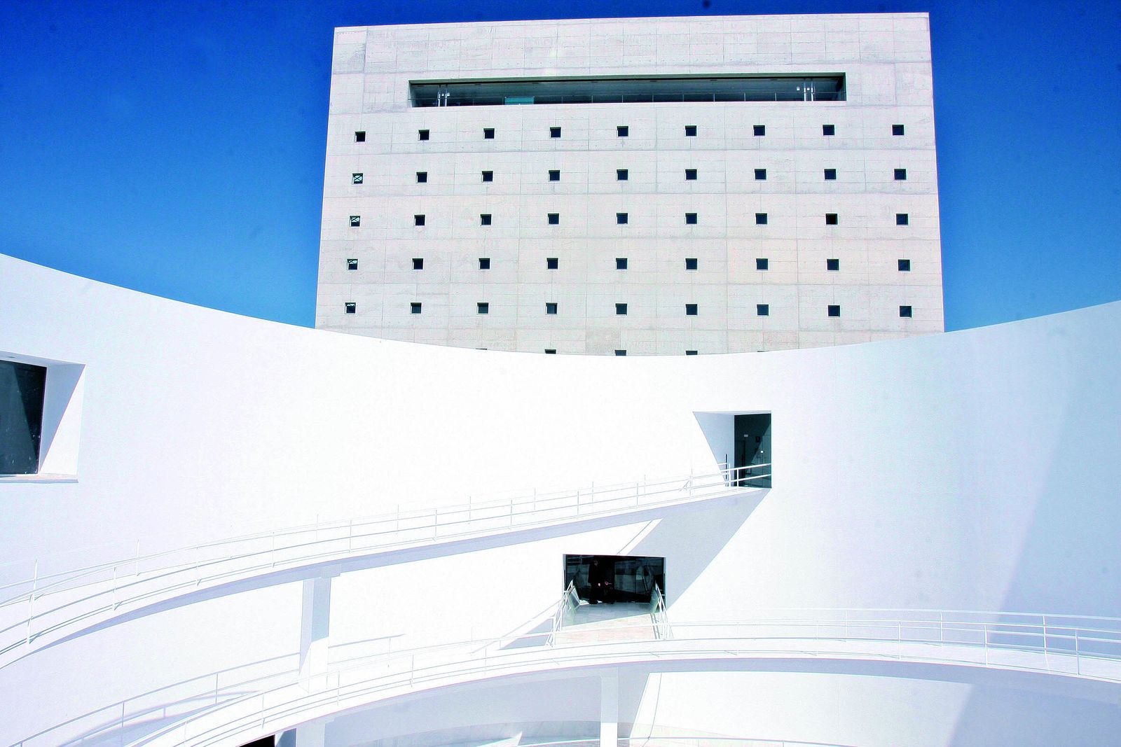 Vista exterior del Centro Cultural CajaGranada