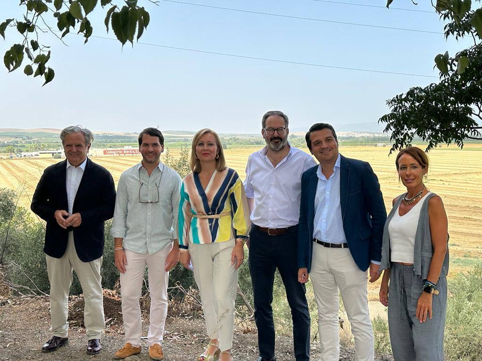 Candidatos y cargos del PP cordobés en los terrenos que ocupará la Base Logística.