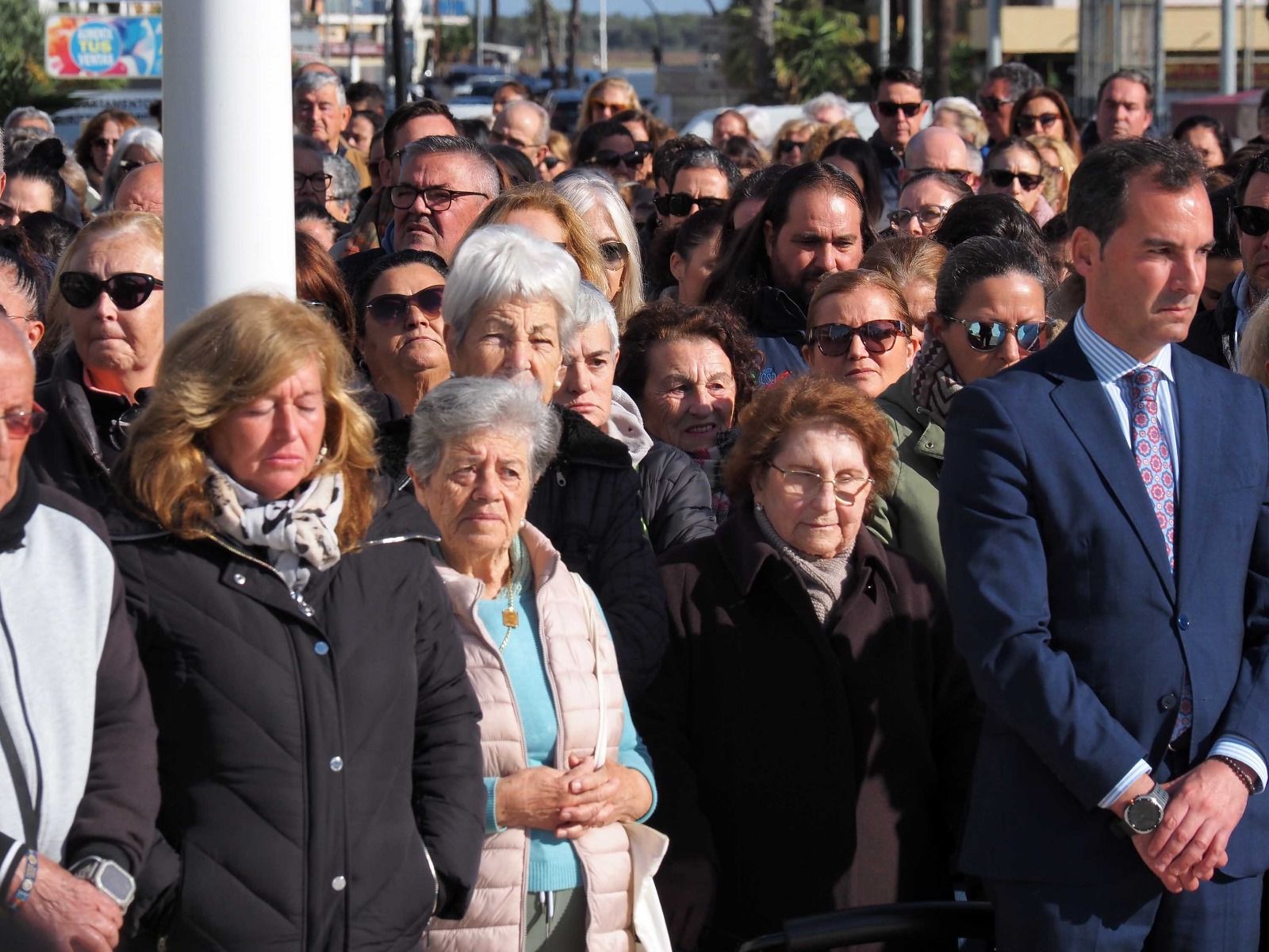 Las imágenes de la concentración silenciosa en Punta Umbría por los cinco fallecidos en el accidente de Adamuz