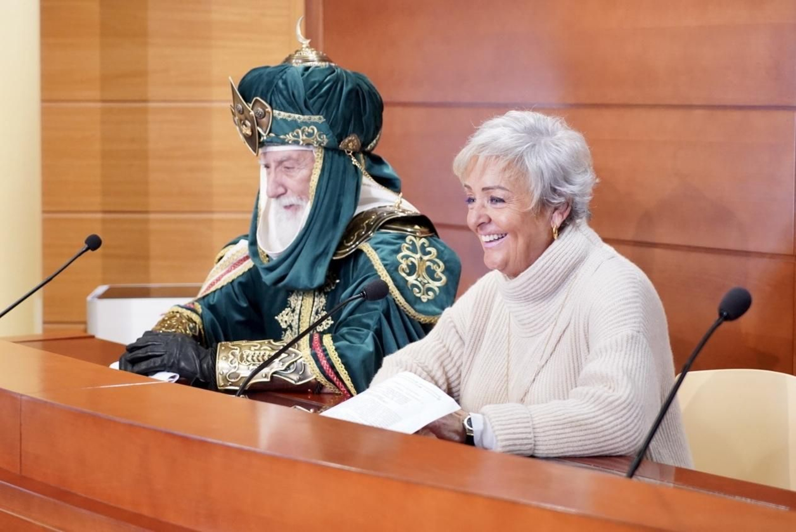 Teresa Porras y un emisario de los Reyes Magos presentan los detalles de la Cabalgata de Málaga 20223. Teresa Porras y un emisario de los Reyes Magos presentan los detalles de la Cabalgata de Málaga 20223.