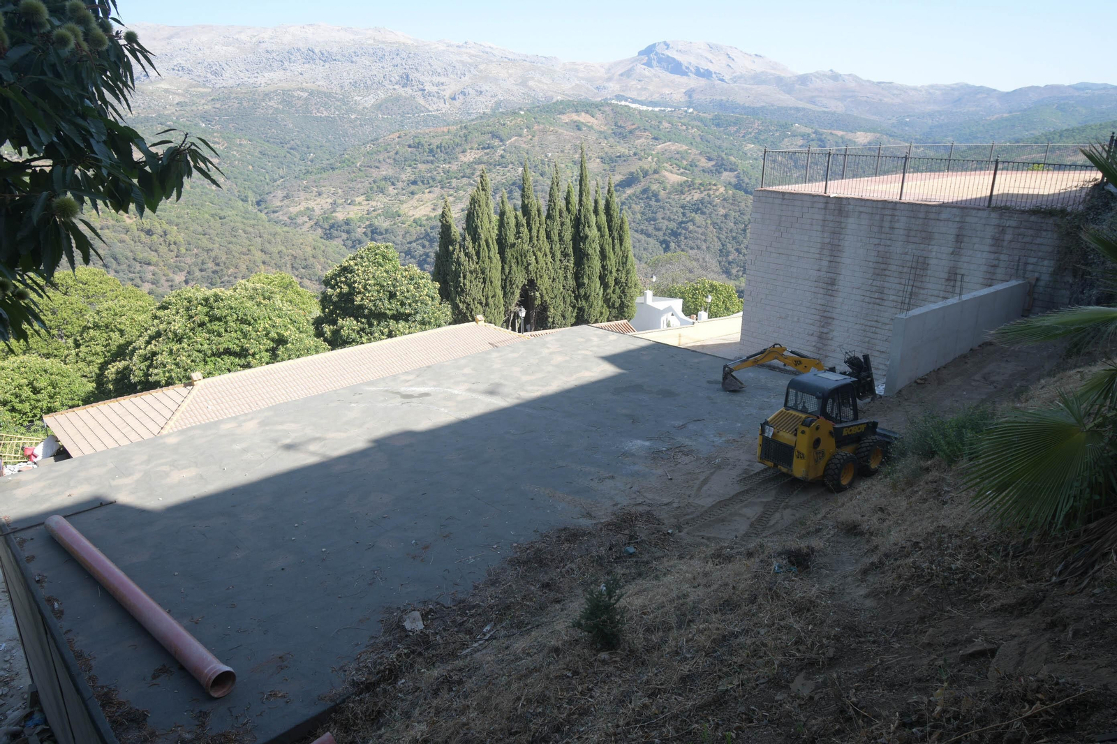 Trabajos de las excavadoras sobre el terreno. Trabajos de las excavadoras sobre el terreno.