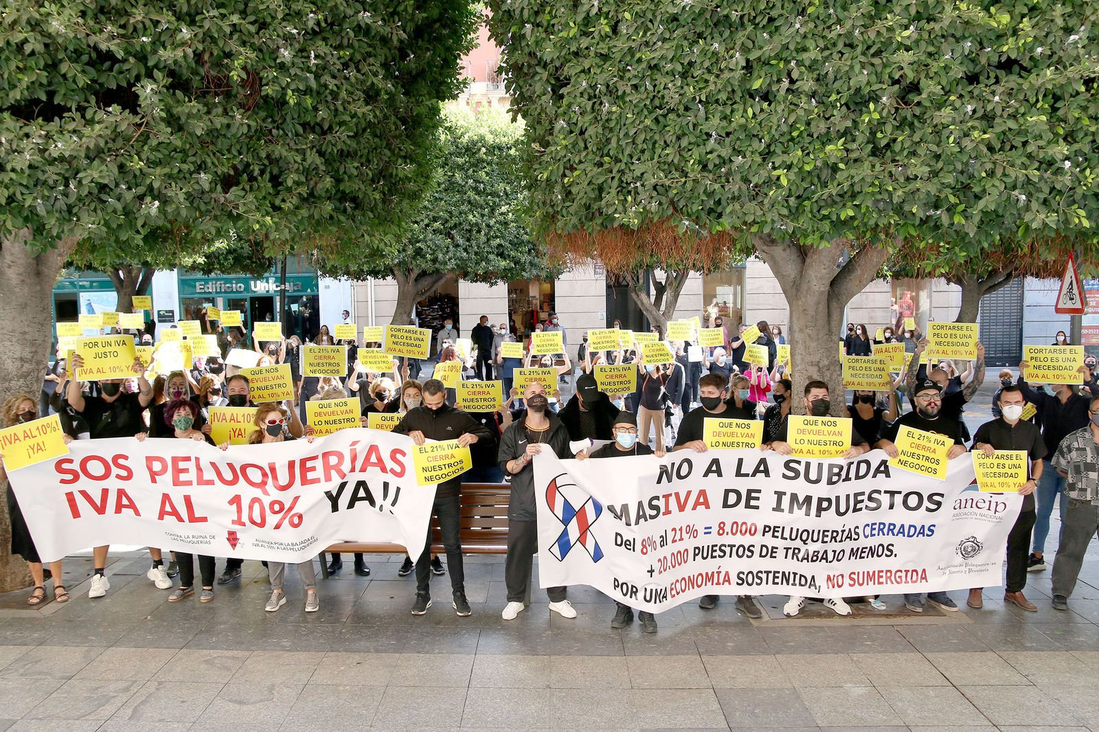 Los peluqueros tiñen de negro la Agencia Tributaria para reclamar que meta la tijera al IVA