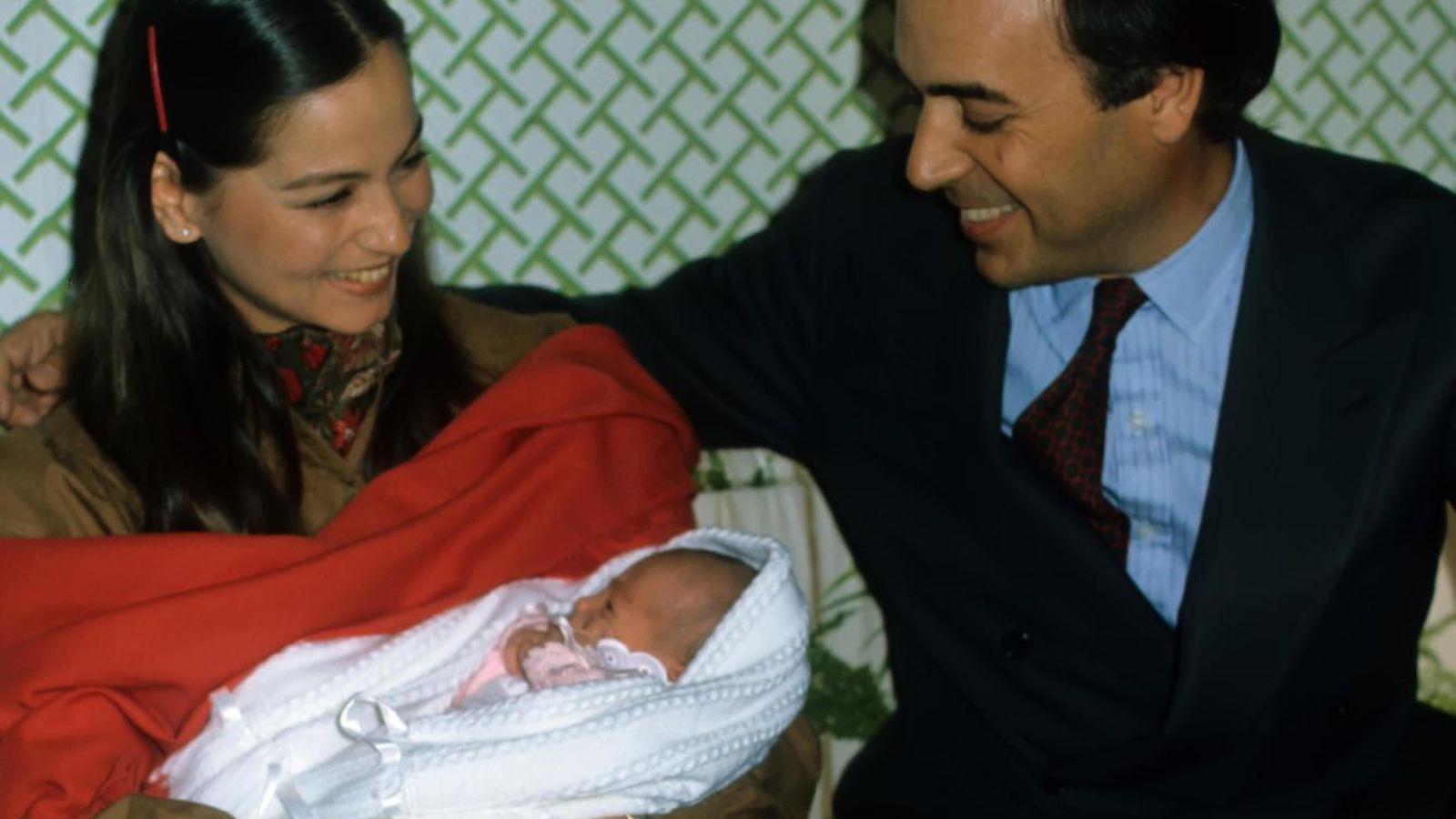 Isabel, Carlos Falcó y su hija recién nacida, Tamara. Isabel, Carlos Falcó y su hija recién nacida, Tamara.