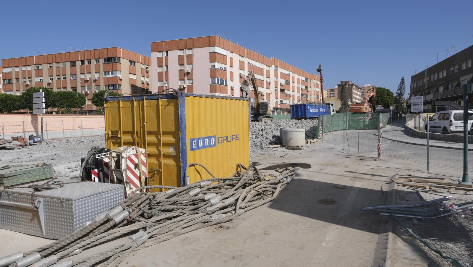 El Puente de la Avenida del Mediterráneo en su última fase de desmantelamiento, en imágenes