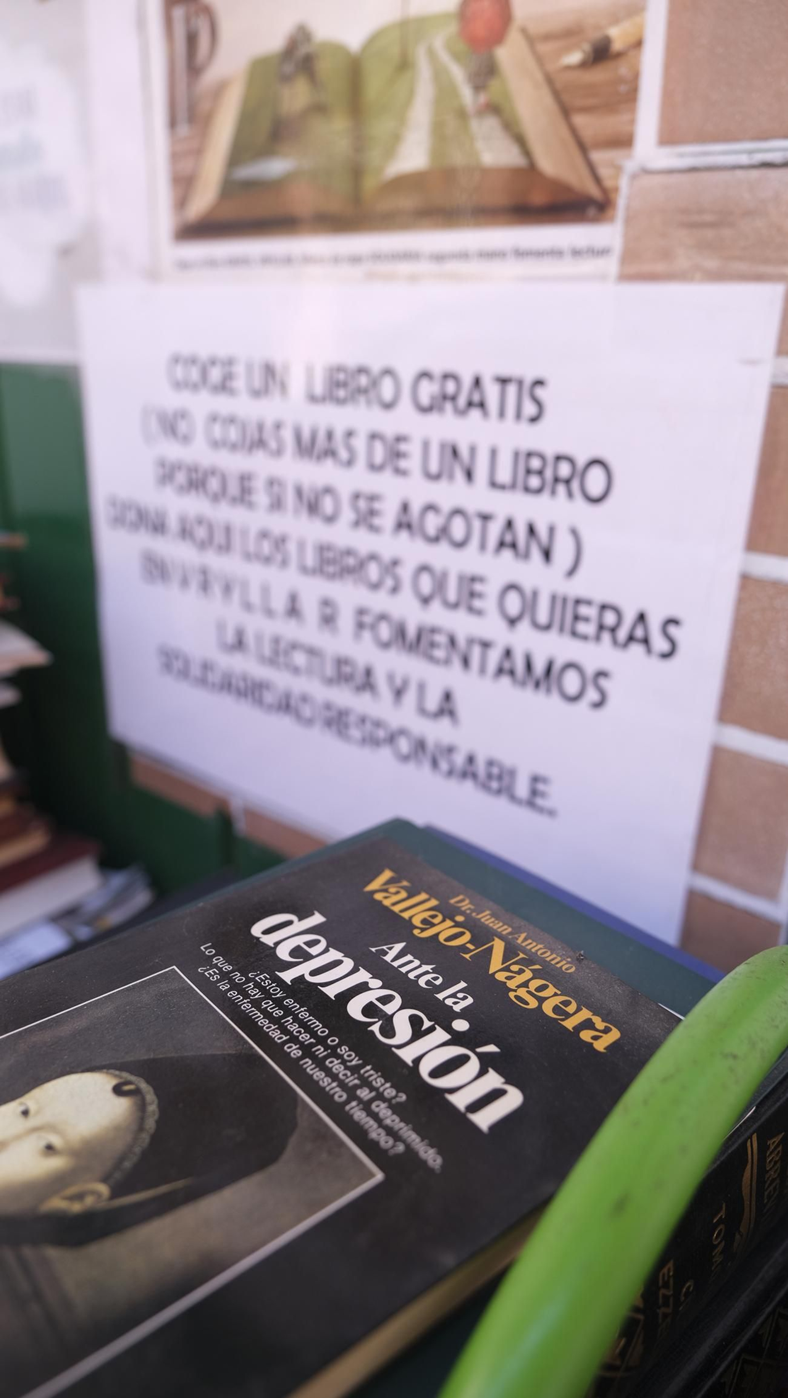 Las imágenes de la asociación que regala libros y ropa a las personas sin hogar en El Zapillo