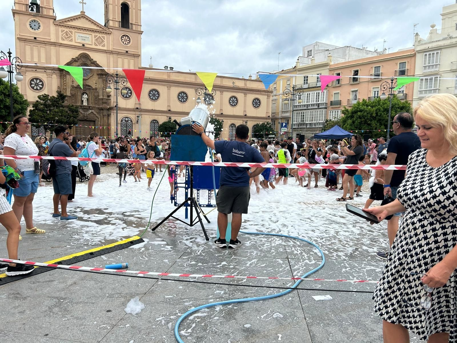 Un momento de la Fiesta del Agua, en el que se usó un cañón de espuma.