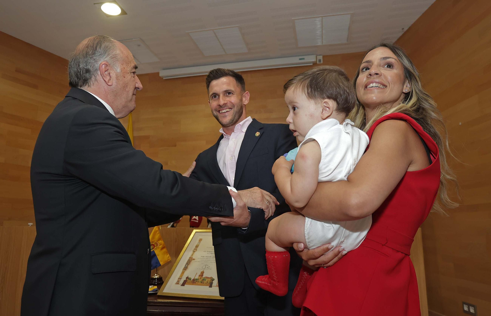 El acto de imposición de la insignia de la ciudad de Algeciras a Iván Turrillo, en imágenes
