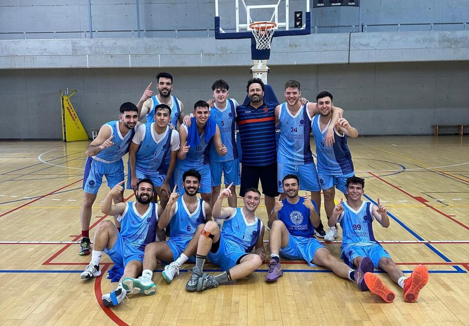 Los jugadores del conjunto universitario celebran su triunfo en la final de los Juegos Deportivos Municipales.