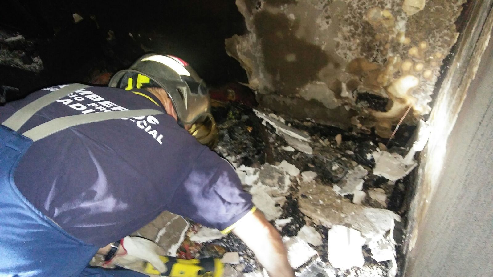 Uno de los bomberos, durante la intervención en el domicilio.