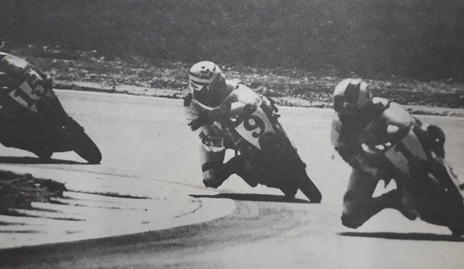 Aspar comanda la carrera de 80cc con 'Champi' Herreros a su estela y al fondo la moto de Ángel Nieto con el número 15.