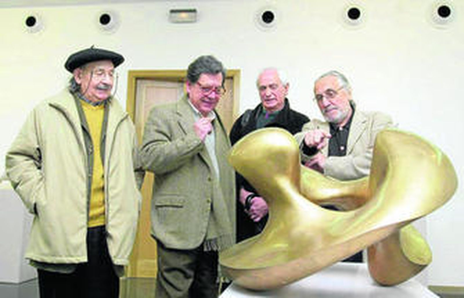 Agustín Ibarrola, Juan Cuenca, Juan Serrano y José Duarte, con una escultura.