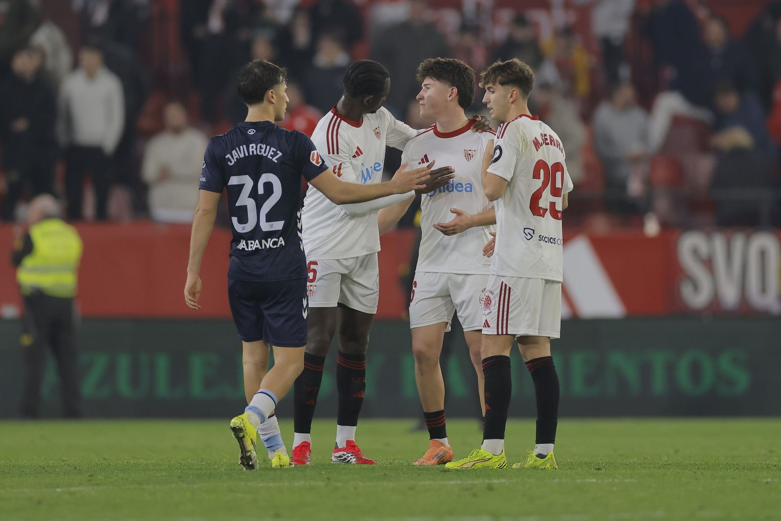 Oso es consolado en su lamento por la jugada del inocente penalti tras el final del partido.