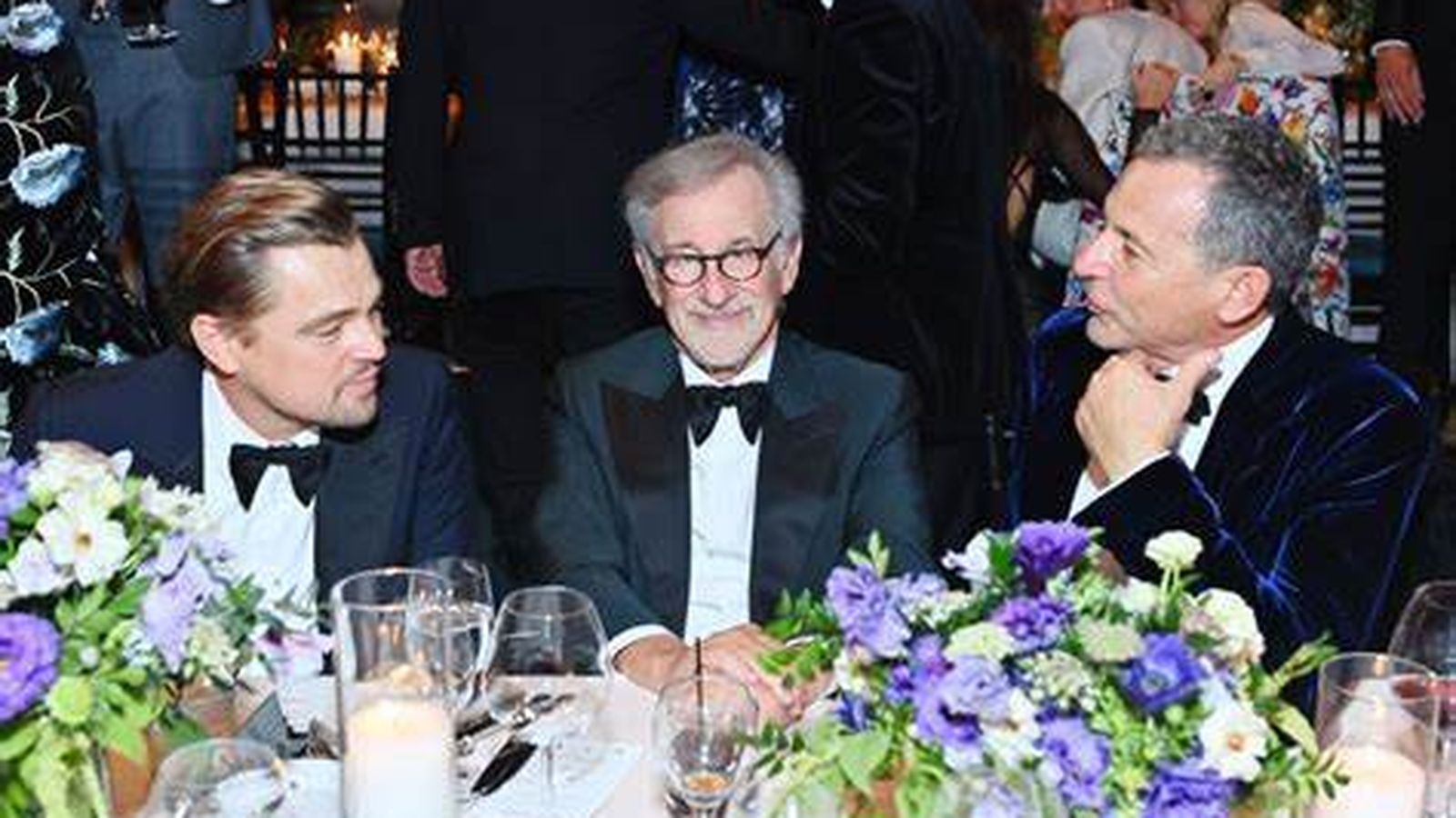 Leonardo DiCpario (i.), presentador de la gala, junto a Steven Spielberg, el homenajeado.