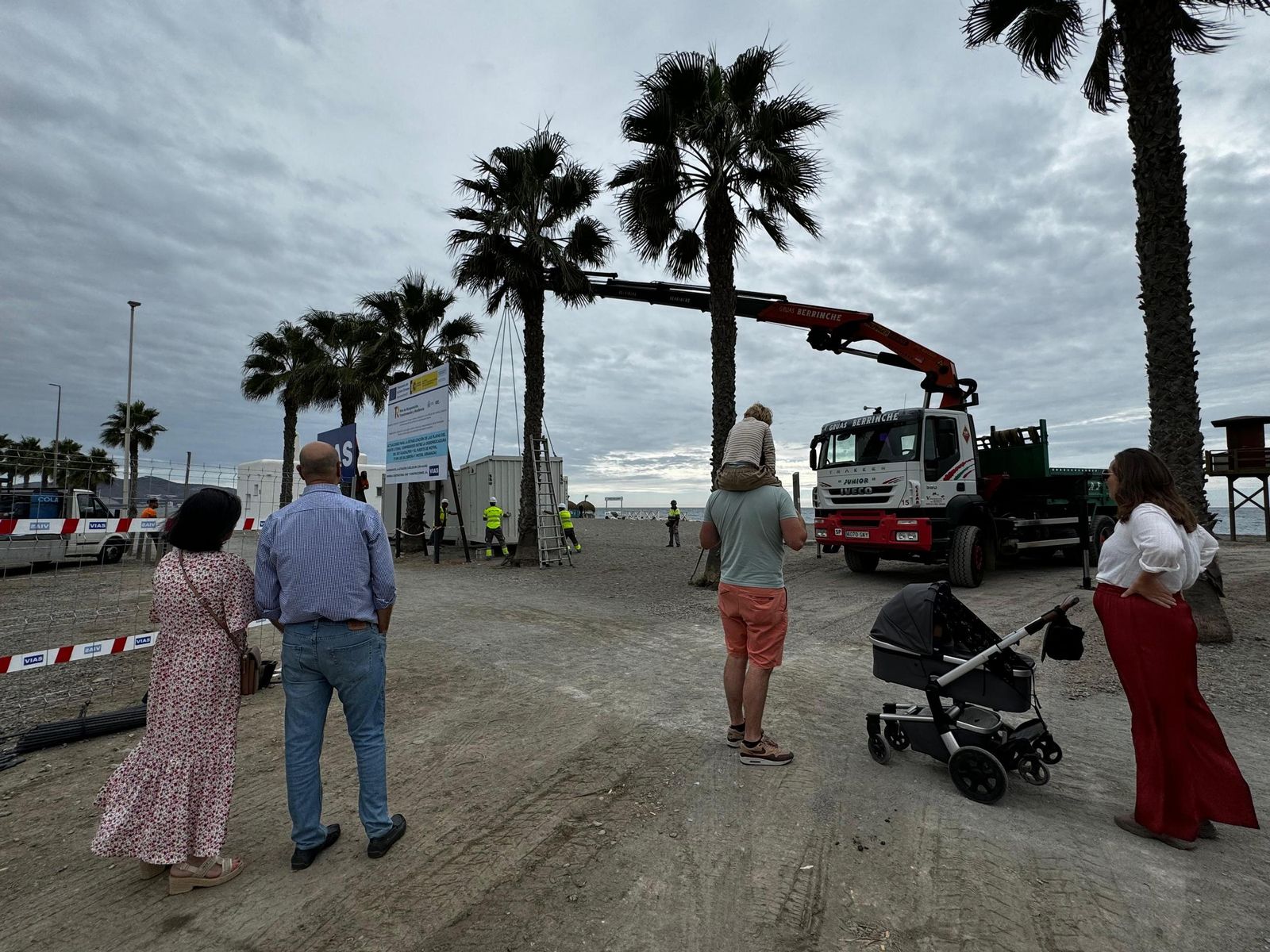 Varias personas han seguido de cerca los movimientos en la zona