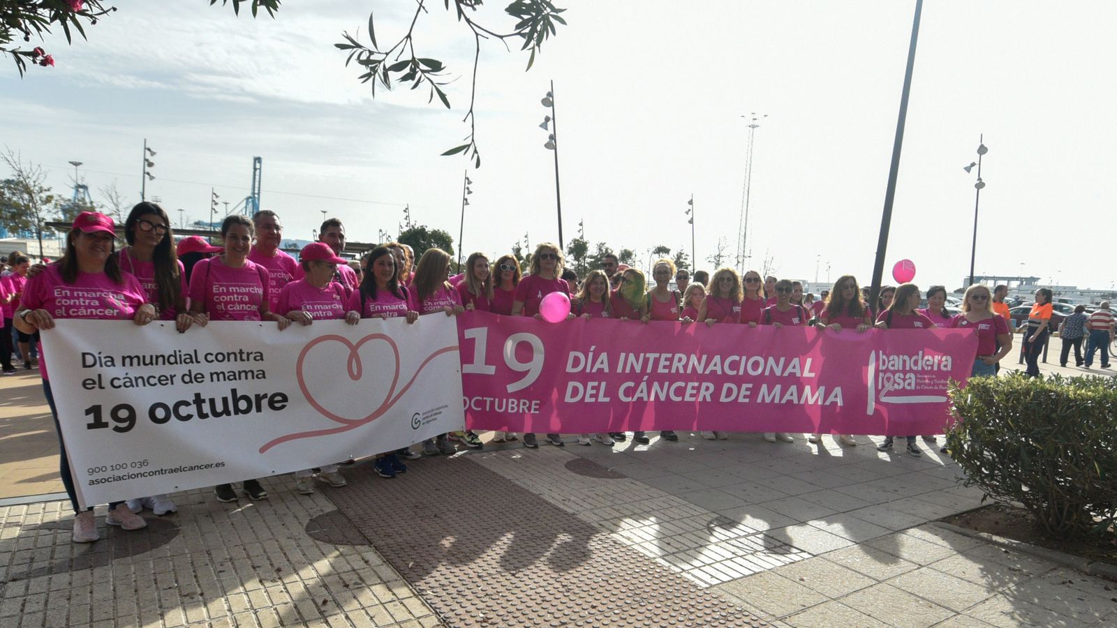 Las fotos de la Marcha contra el cáncer de mama en Algeciras