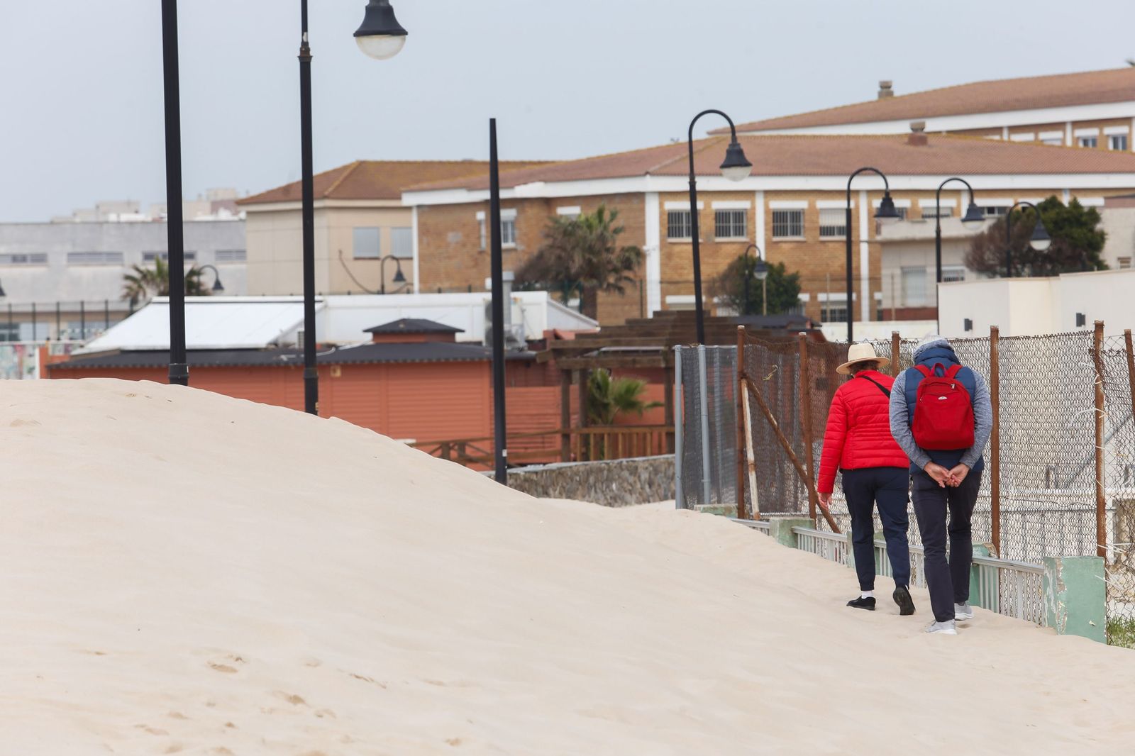 Las fotografías del paseo marítimo de Tarifa cubierto por la arena