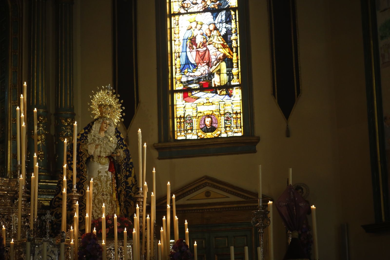 La Virgen de la Piedad, junto a una vidriera del santuario de María Auxiliadora.