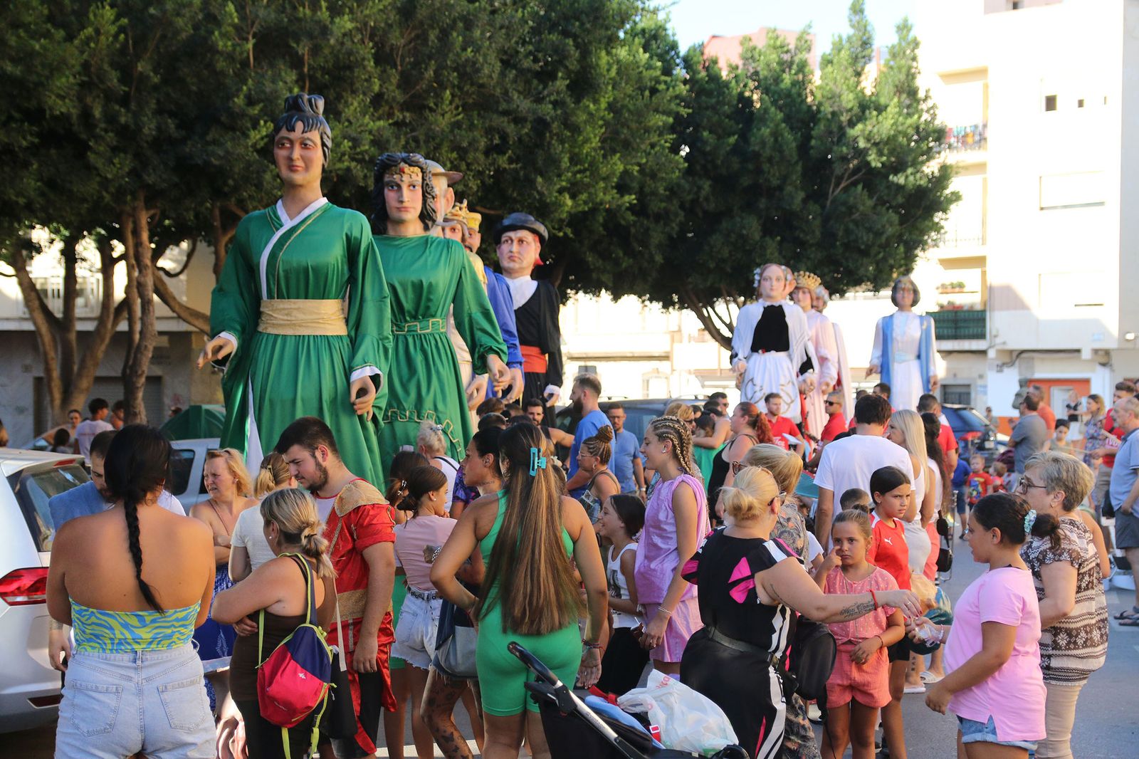 La Diana de gigantes y cabezudos, recorriendo las calles de Los Ángeles y Plaza de Toros