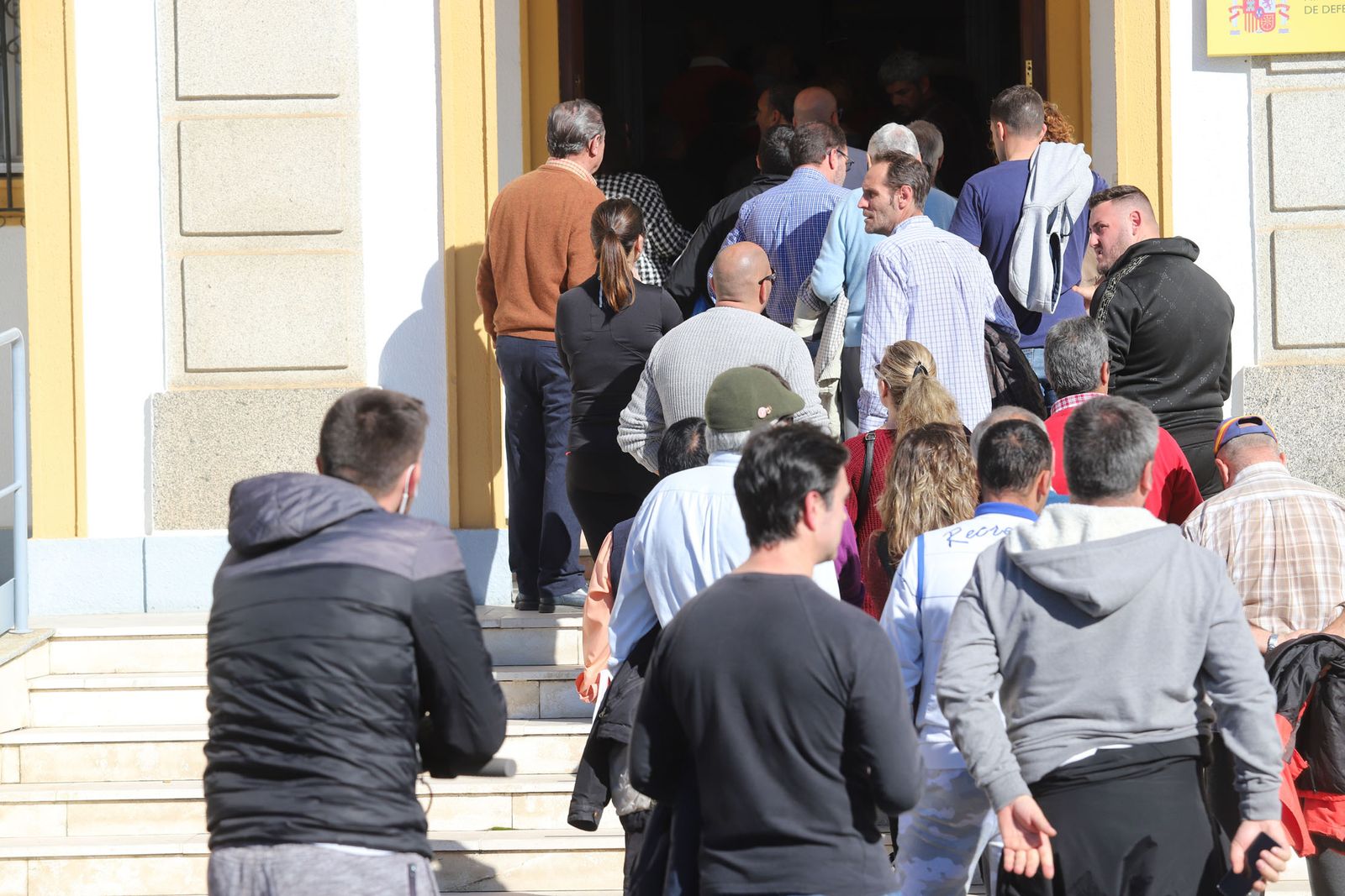 Imágenes de las largas colas para recoger las invitaciones para visitar el submarino Tramontana