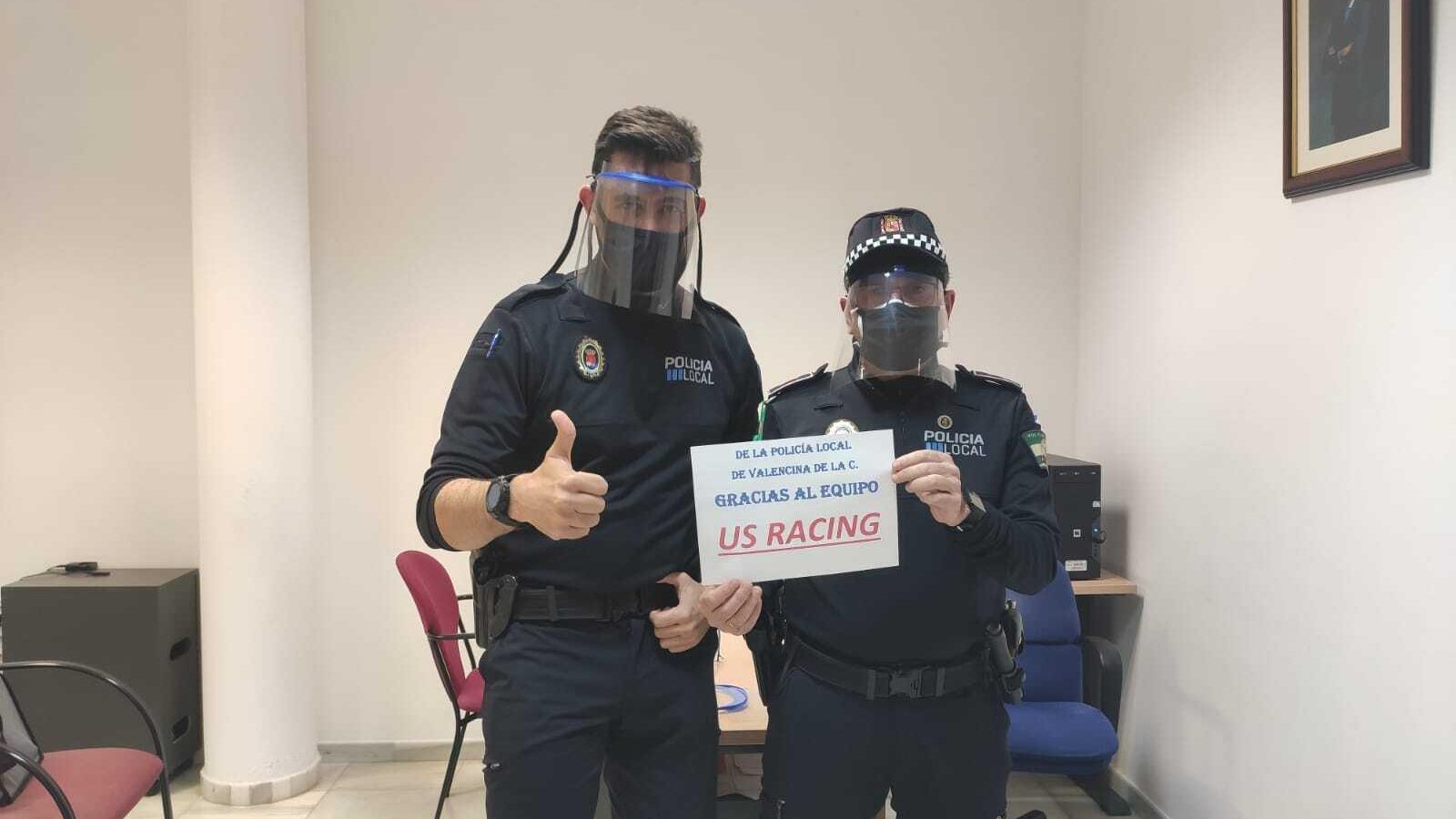 Policías locales de Valencina con las Pantallas de USRacing.