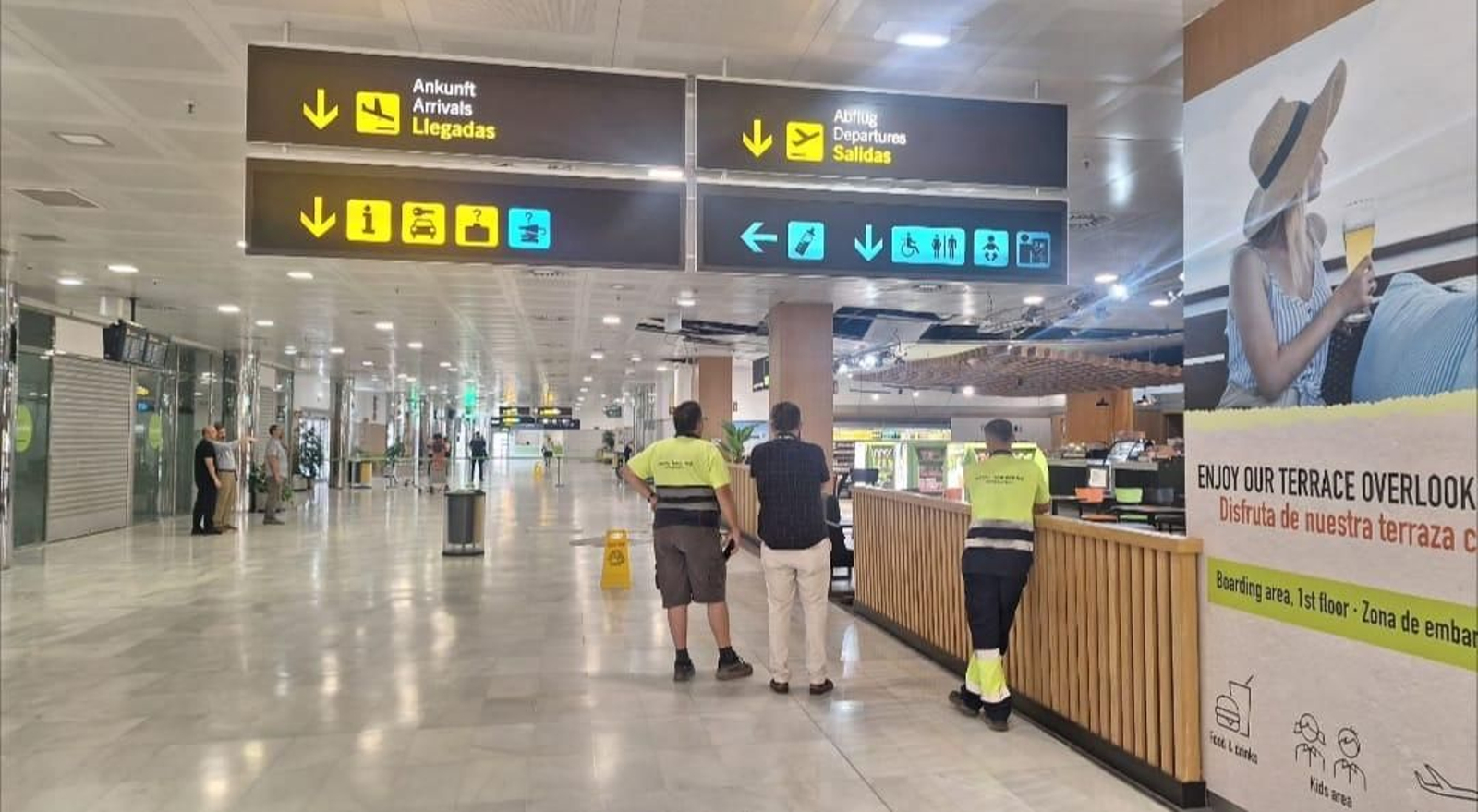 Daños en el techo del aeropuerto de Almería.