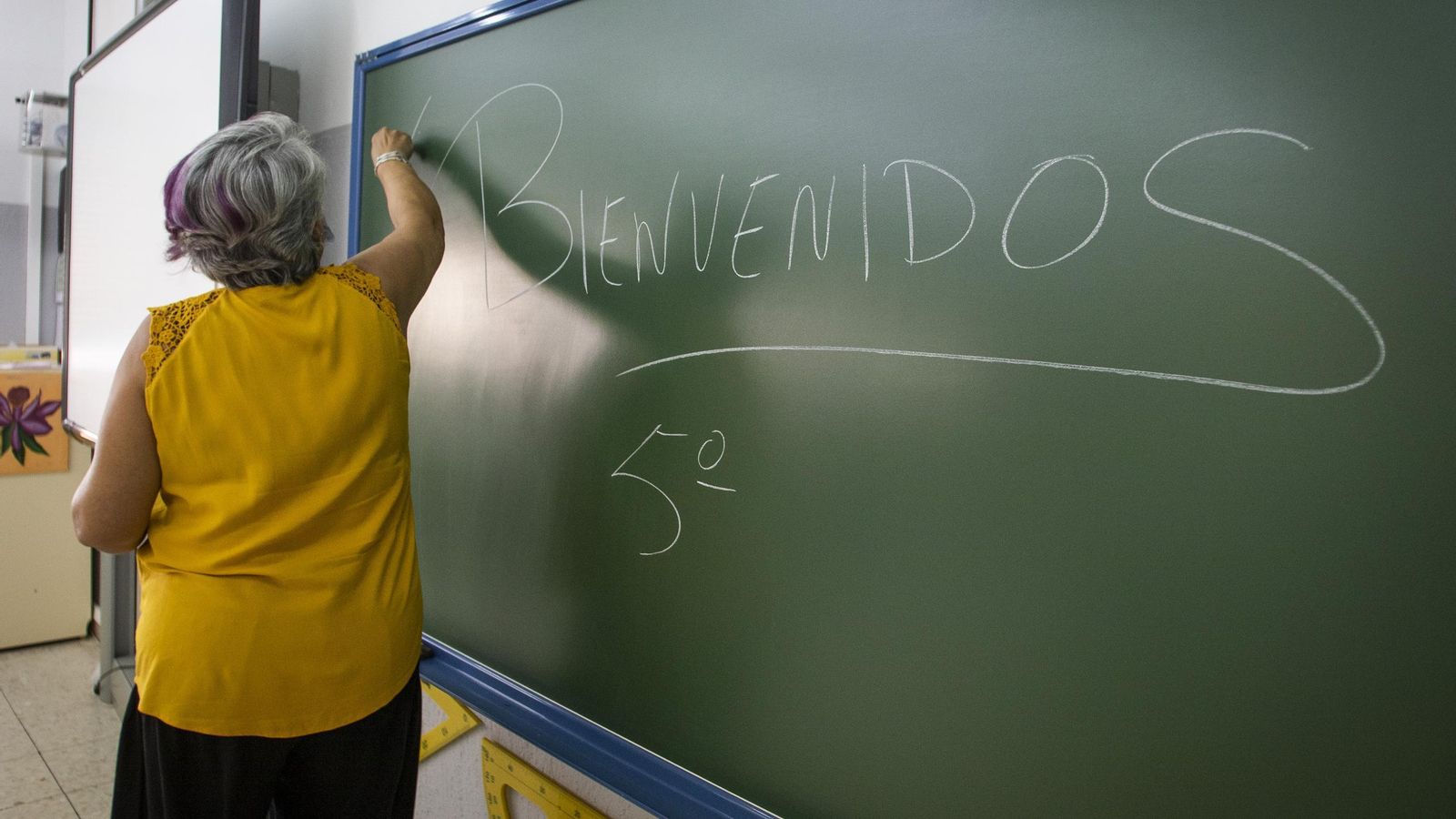 Una profesora prepara su aula para la llegada de los escolares Una profesora prepara su aula para la llegada de los escolares