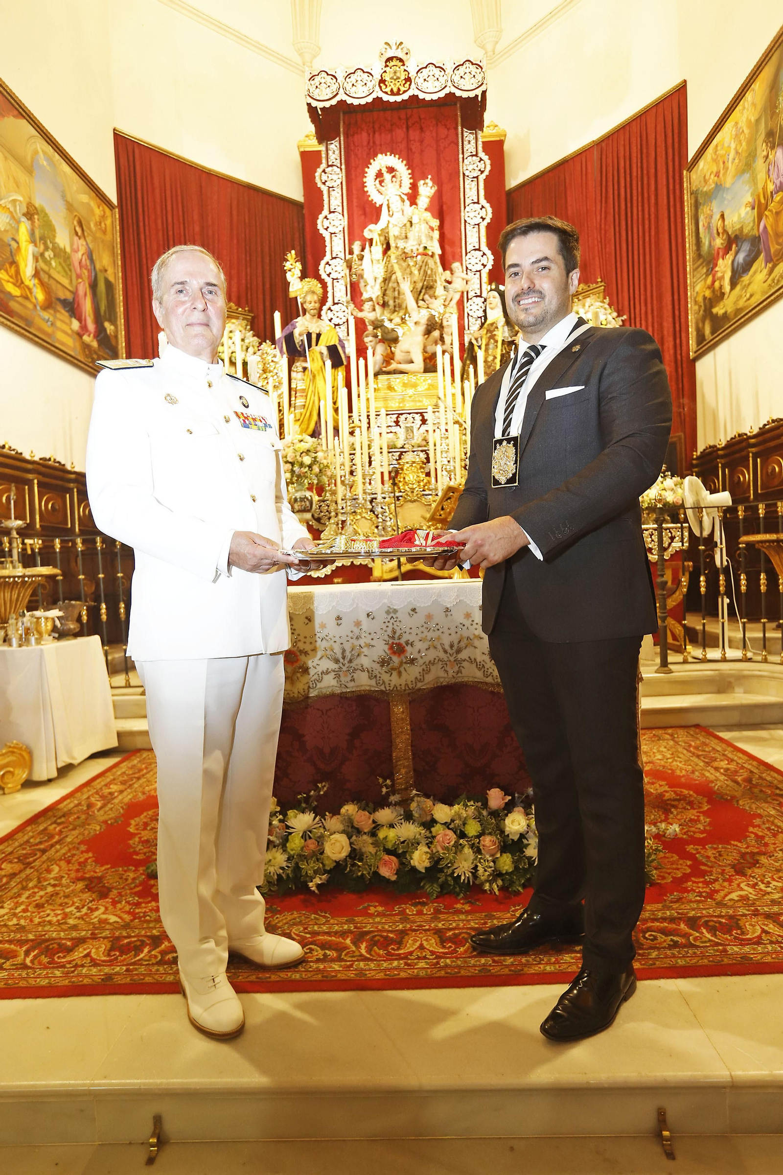 La Hermandad de la Virgen del Carmen recibe el fajín del un Almirante de la Armada Española