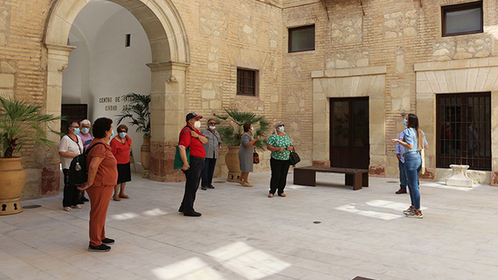 Visita turística en el Palacio de los Condes de Santa Ana, en Lucena.