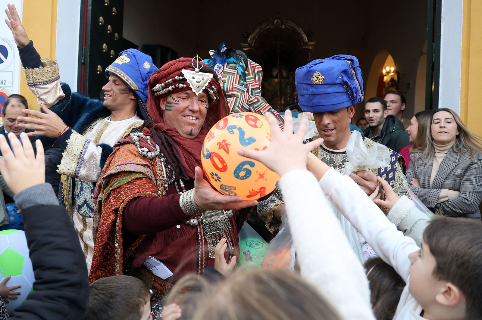 Imágenes del Heraldo Real anunciando la llegada de los Reyes Magos a Huelva