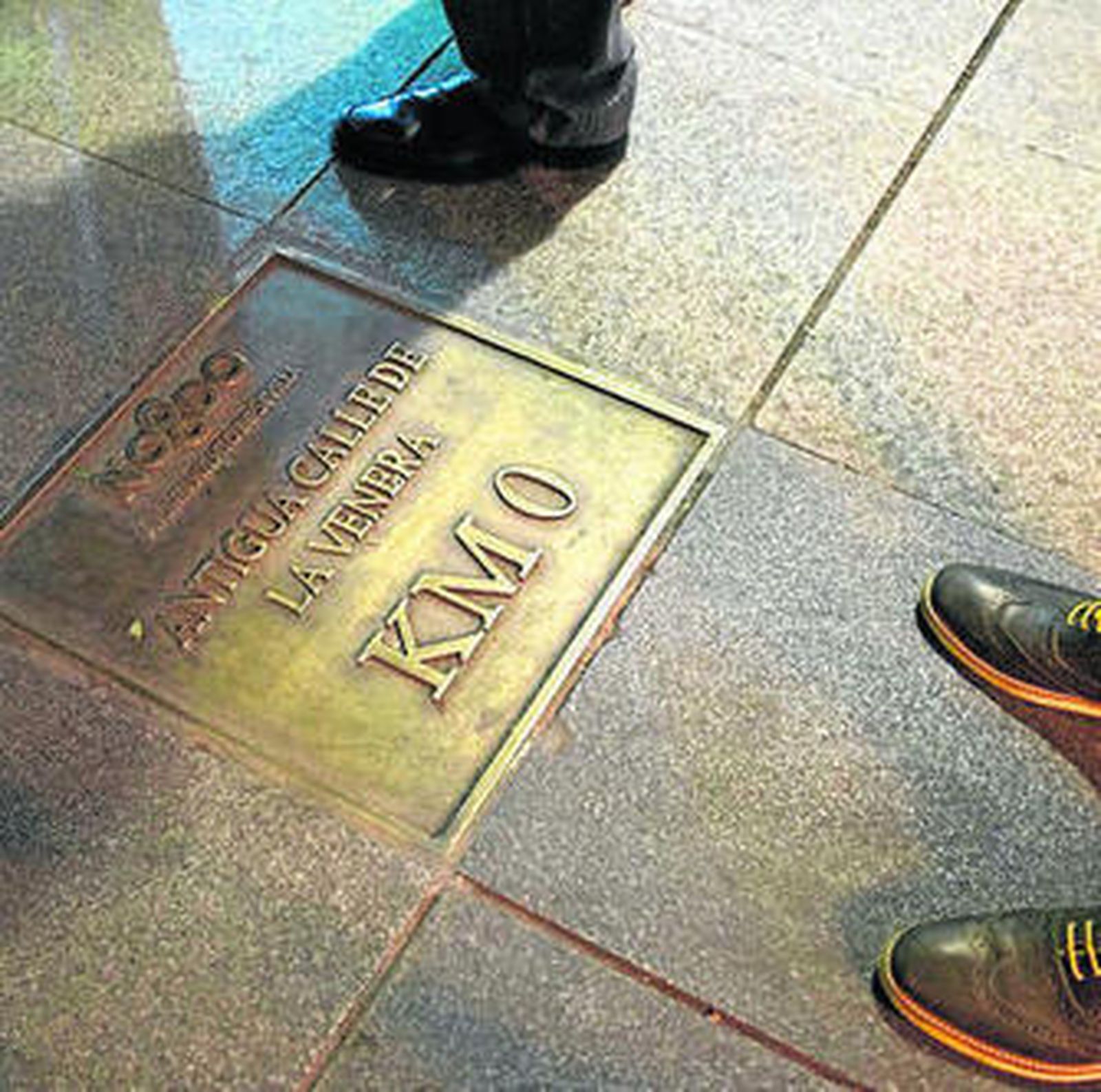 1. La actividad se realiza en grupos de 10 personas como mínimo y 40 como máximo.         2.  Se inicia en el kilómetro cero, en la calle José Gestoso. 3. La historia de la Plaza del Duque es una de las explicadas en la visita.