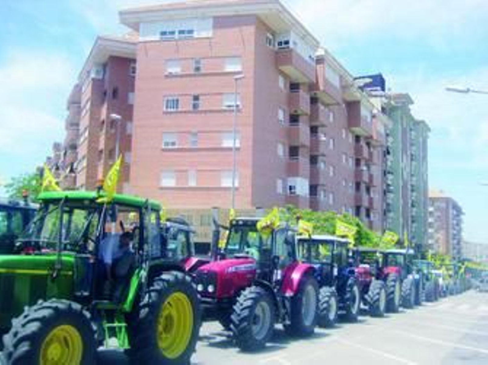Tractorada a favor del sector aceitero, ayer en Jaén.