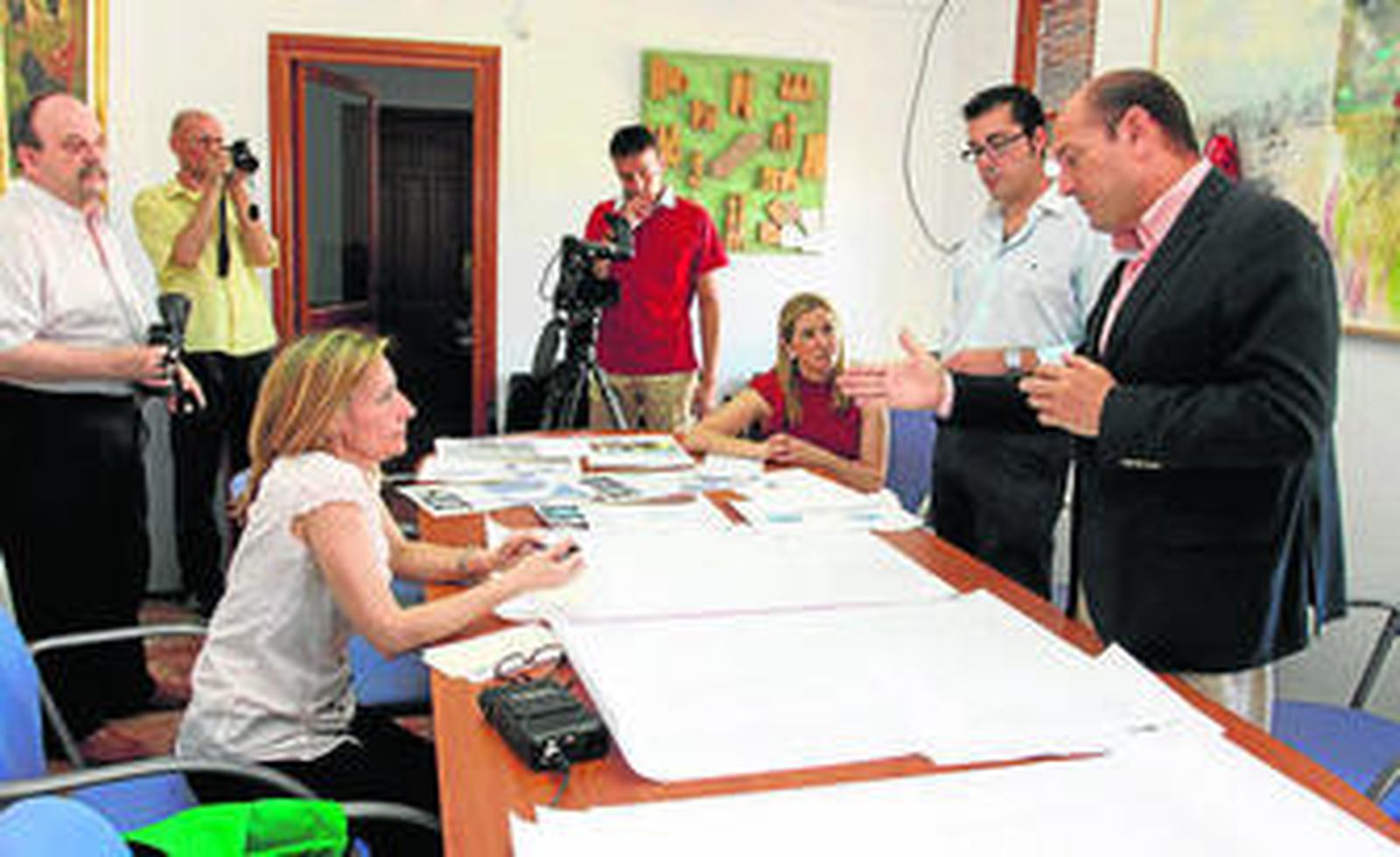 Cabello de Alba conversa con los periodistas tras la rueda de prensa.