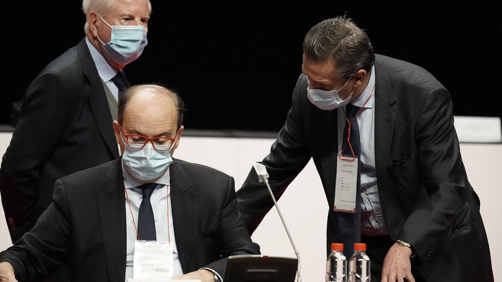 José Castro y José María Cruz, junto a Gabriel Ramos, en la Junta de Accionistas del Sevilla.