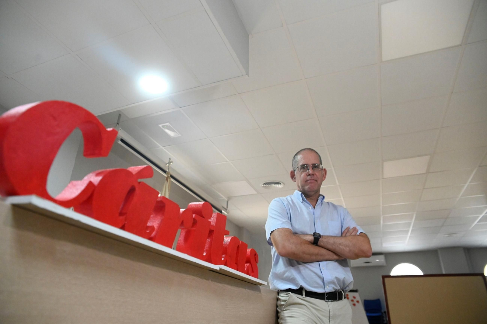 Darío Reina posa en la sede de Cáritas.