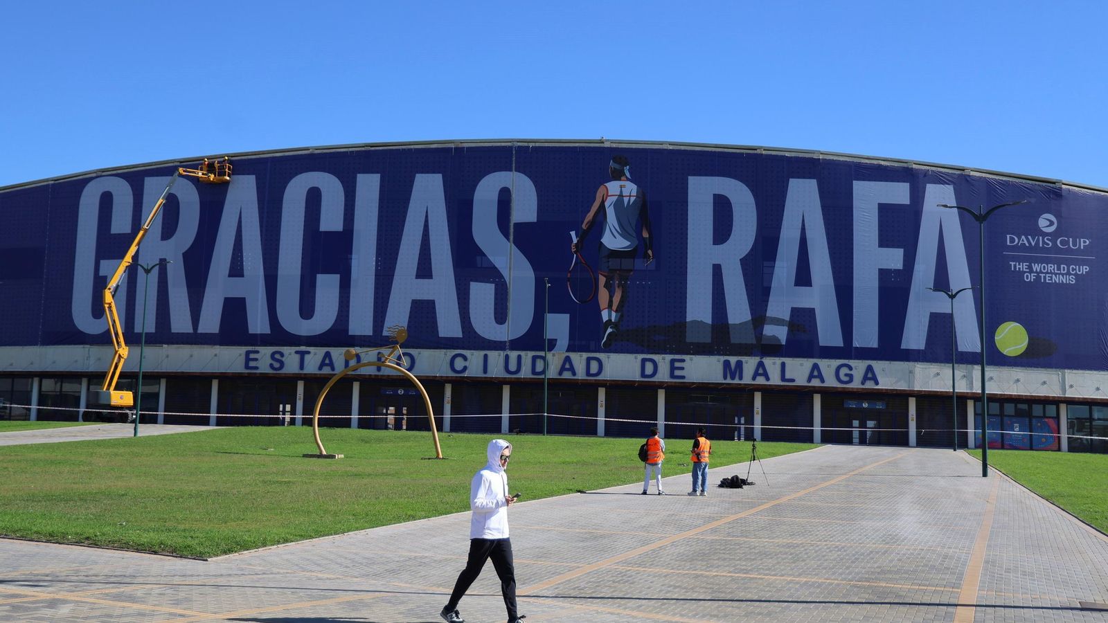 La pancarta de homenaje a Rafa Nadal en el Ciudad de Málaga, en imágenes