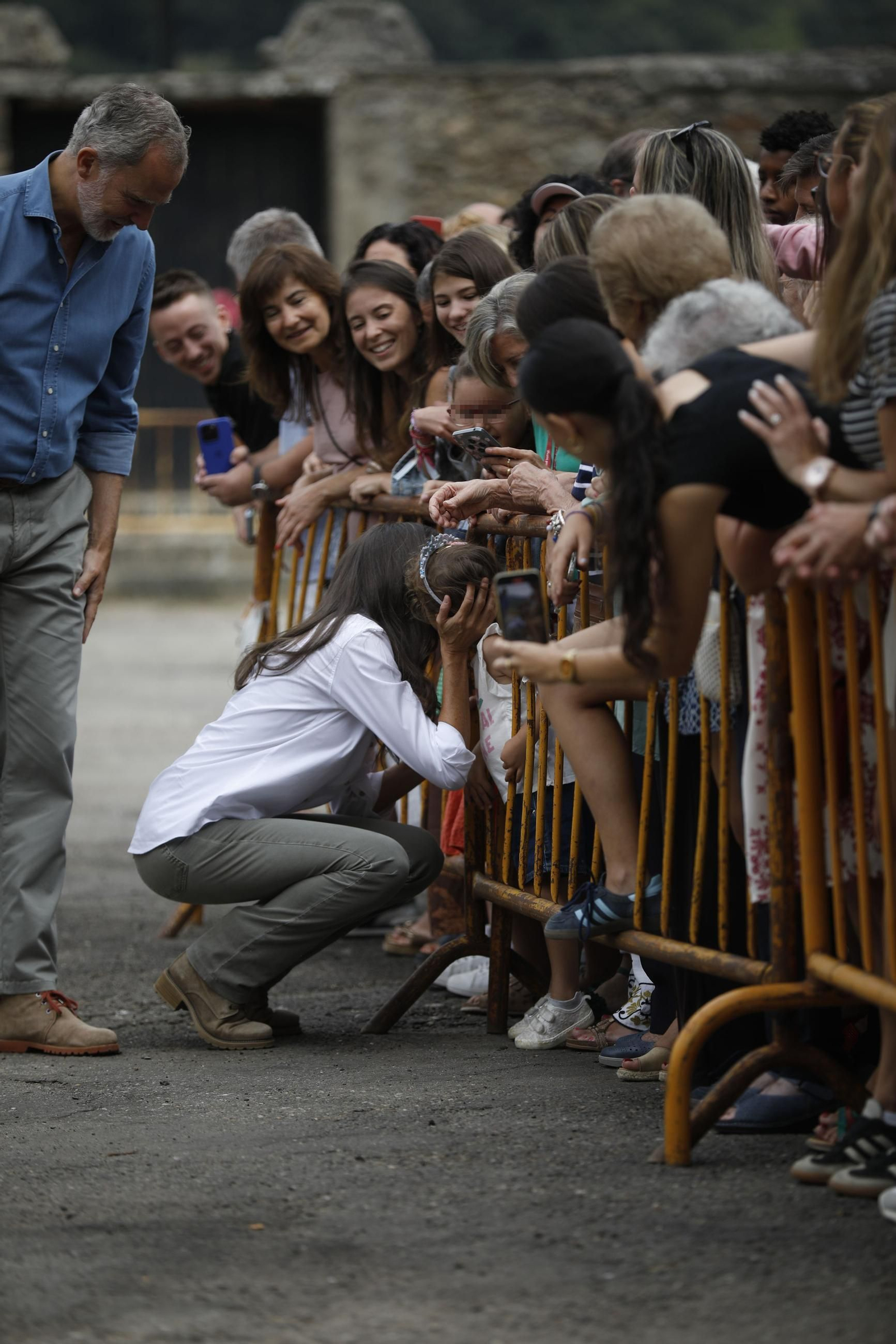 Las fotos de la visita de los Reyes a las zonas afectadas por los incendios en Sanabria y Las Médulas