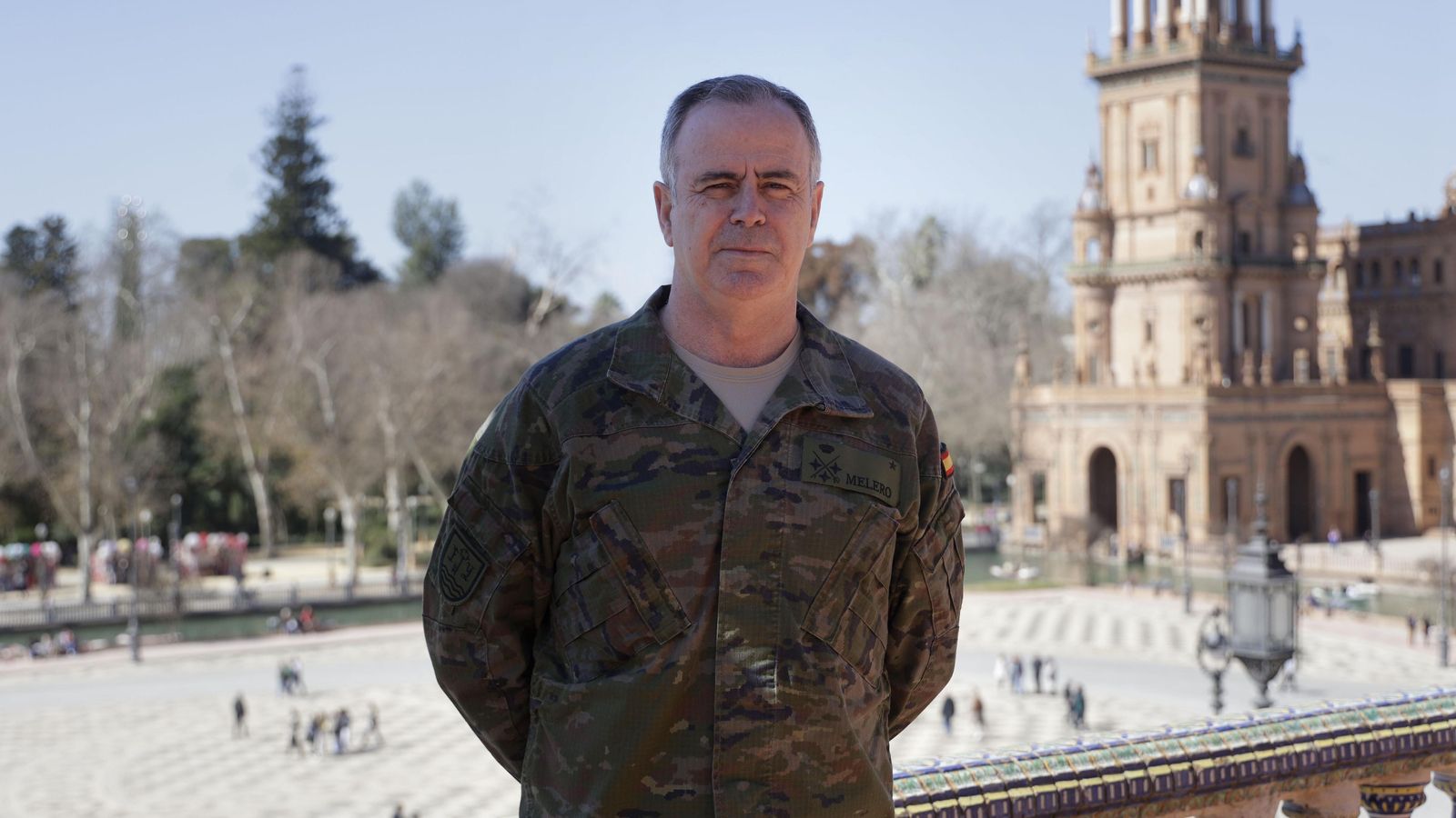 El teniente general Melereo, en la terraza del Cuartel General de la Fuerza Terrestre que mira hacia la Plaza de España de Sevilla.