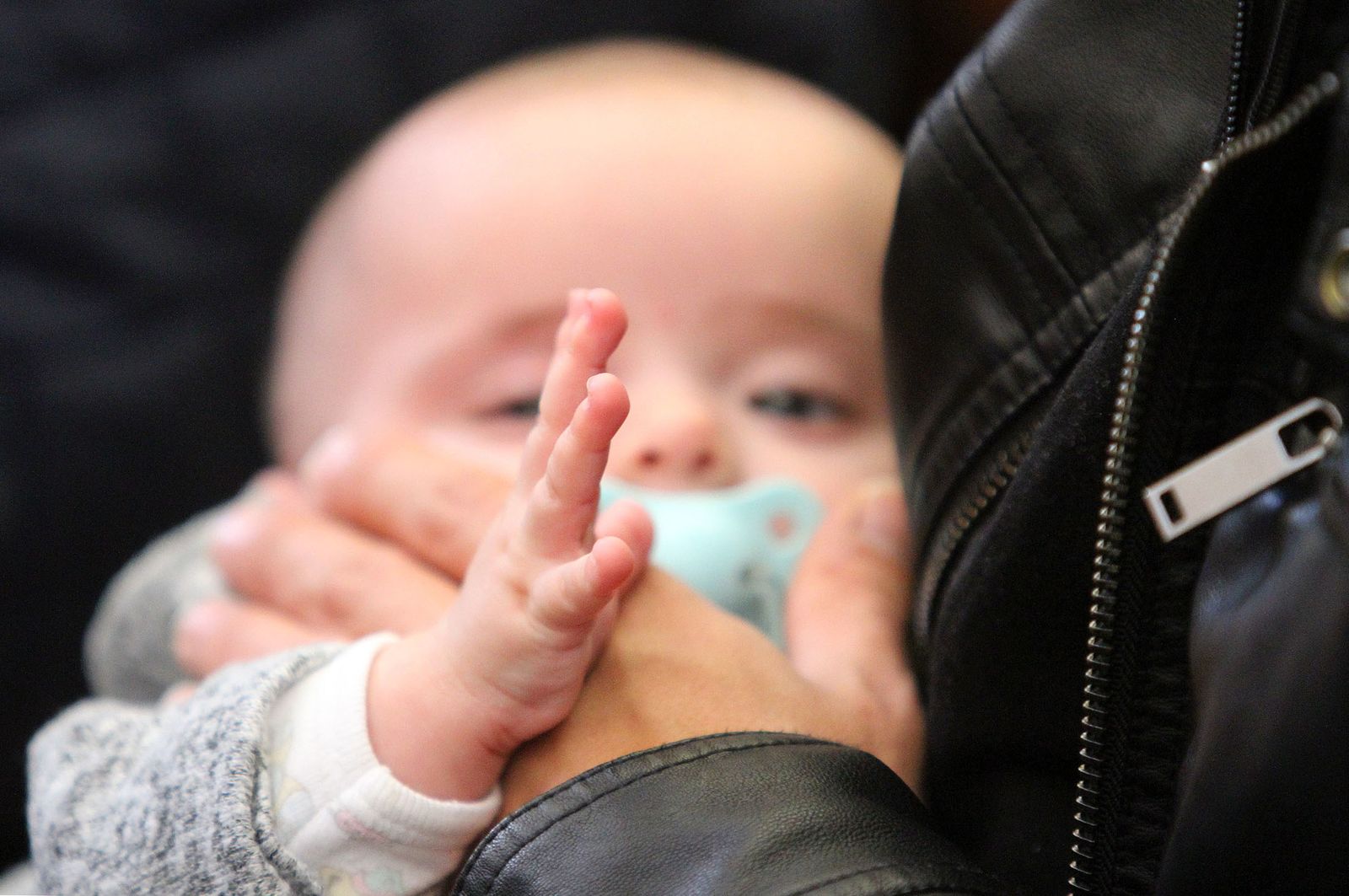 El Rocío celebra La Candelaria con la presentación de los niños a la Virgen, en imágenes