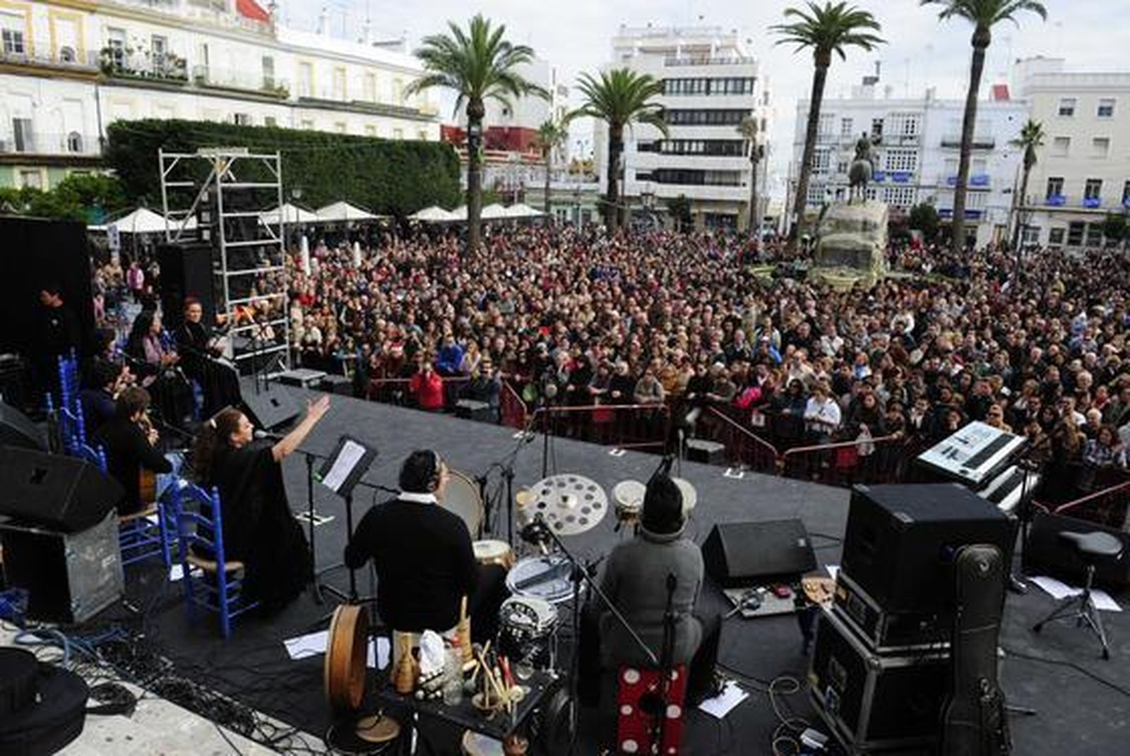 Miles de personas asisten al concierto navideño que Niña Pastori ofreció en la plaza del Rey de San Fernando.   Foto: Elias Pimentel