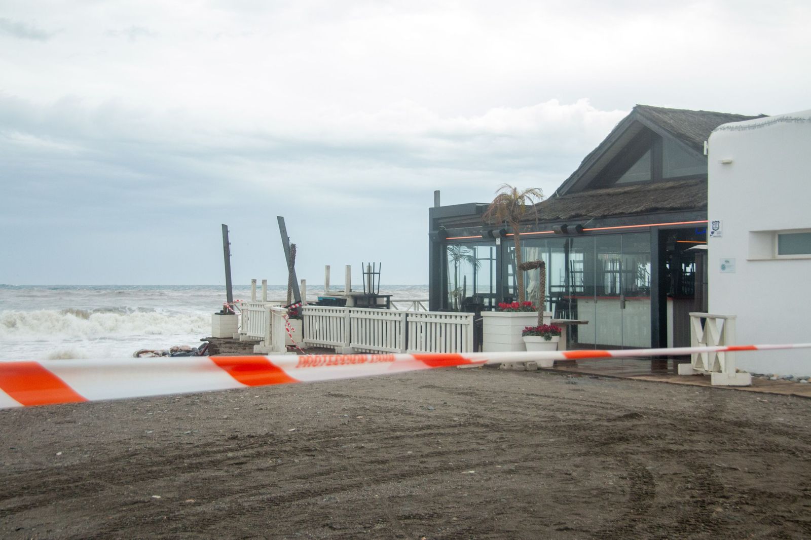 El temporal se ceba con Playa Granada